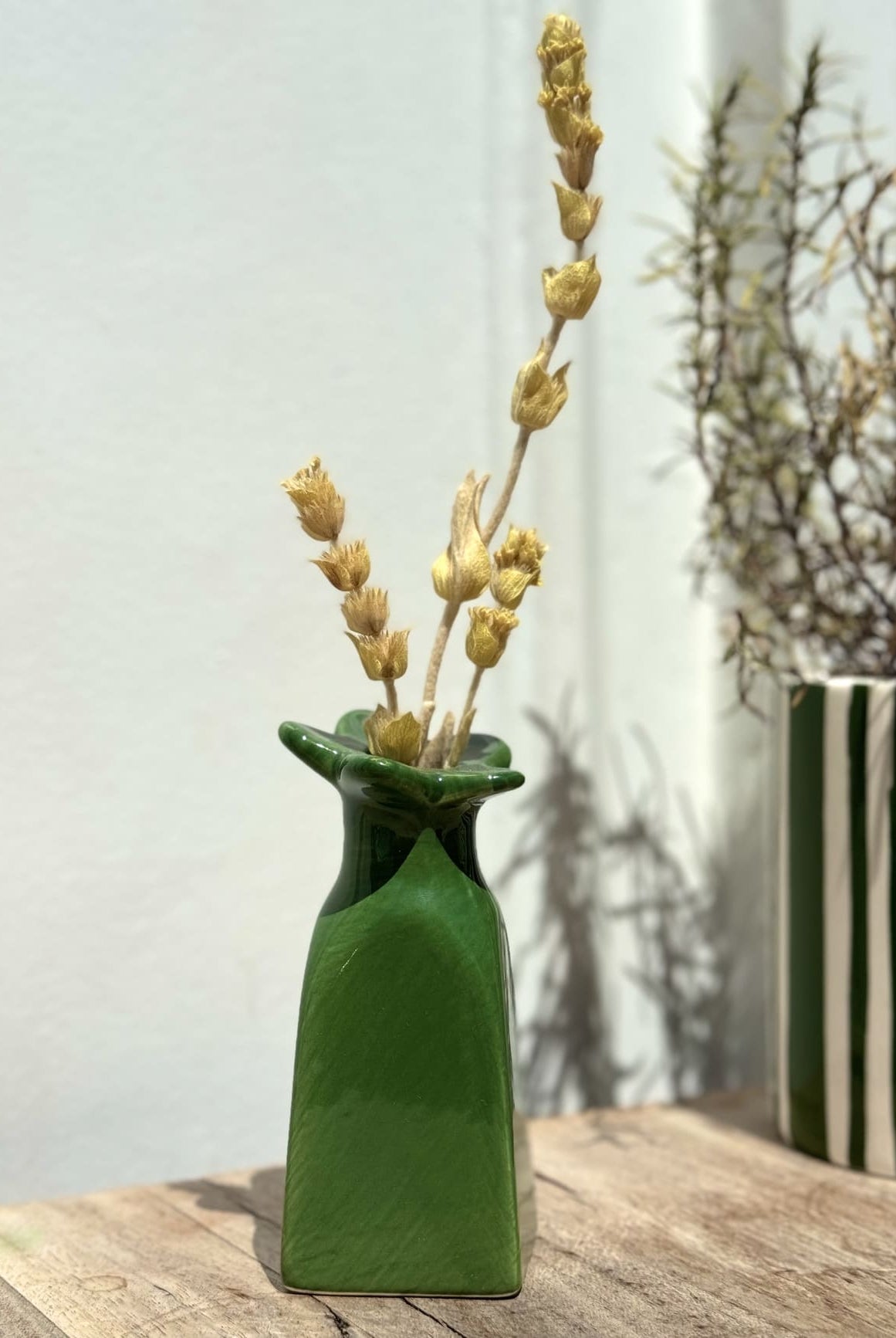 Soliflore en faïence vert avec fleur décorative – vue de face