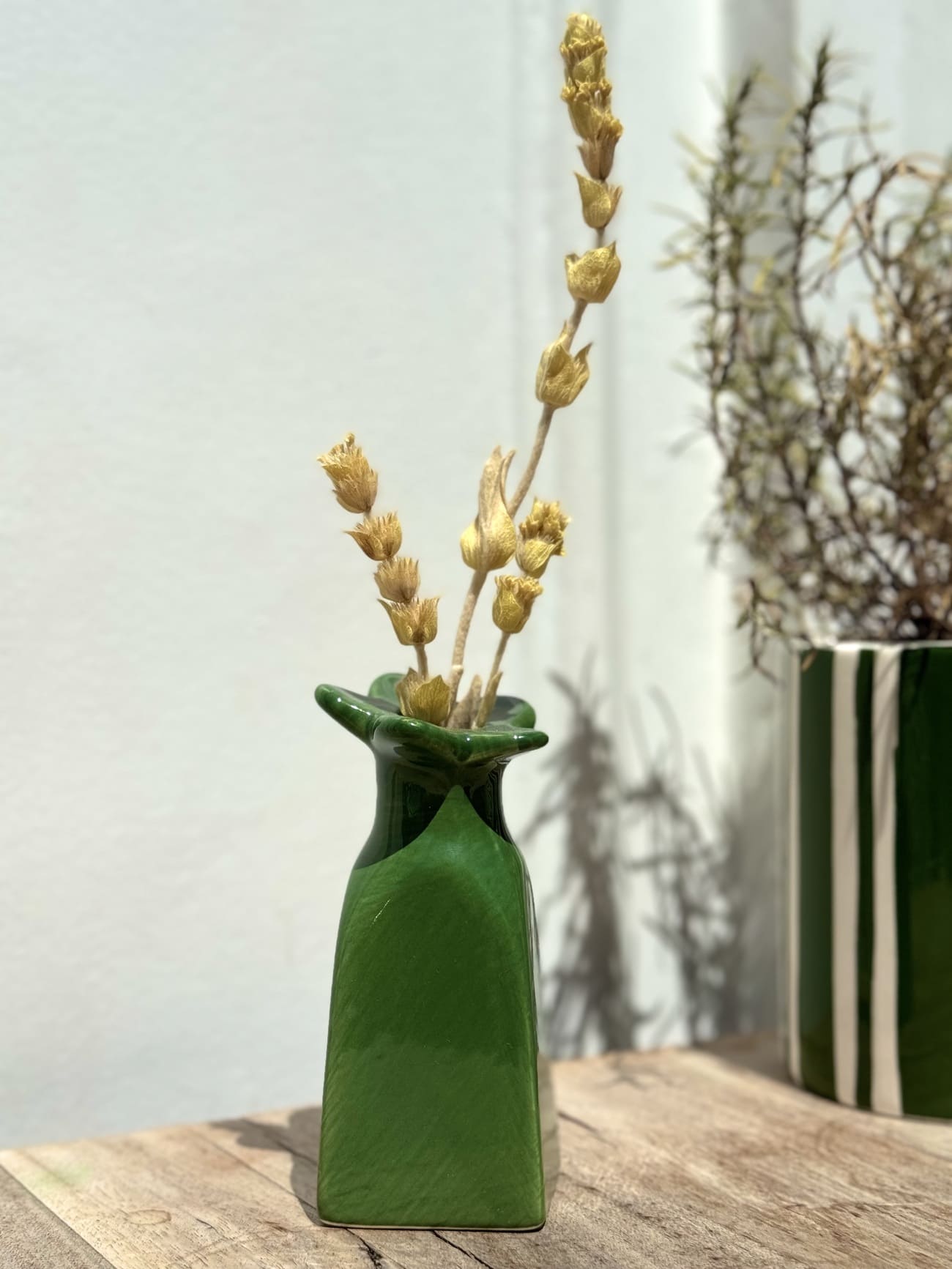 Soliflore en faïence vert avec fleur décorative – vue de face