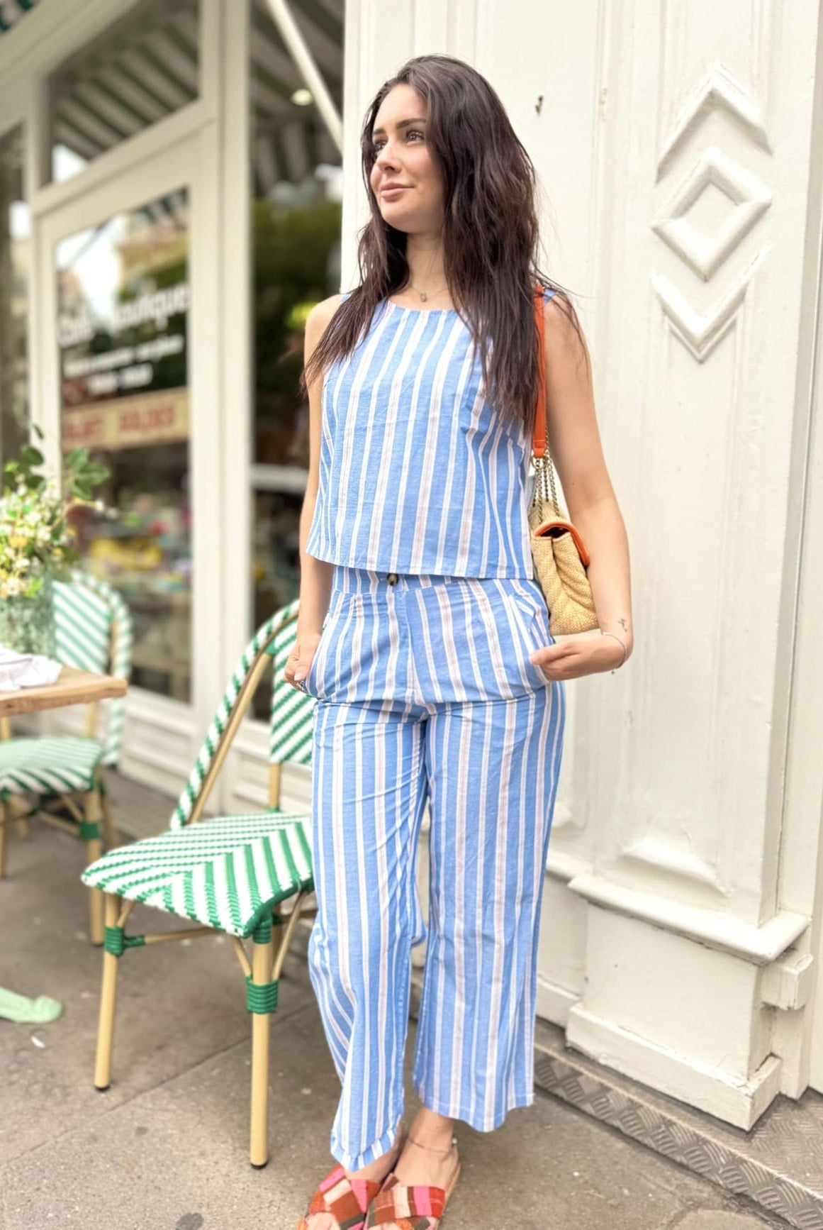 Top sans manche rayé bleu clair porté de face, coupe ajustée en coton