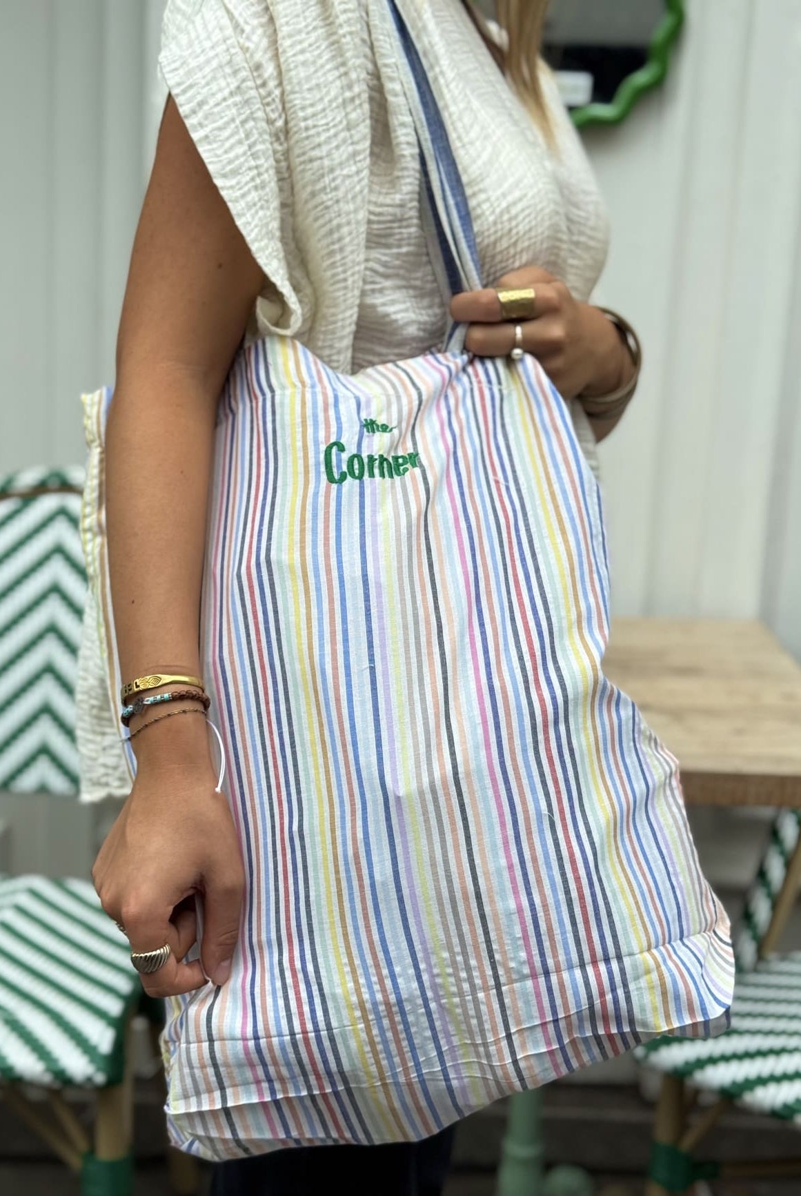 Tote bag personnalise à rayures multicouleurs.