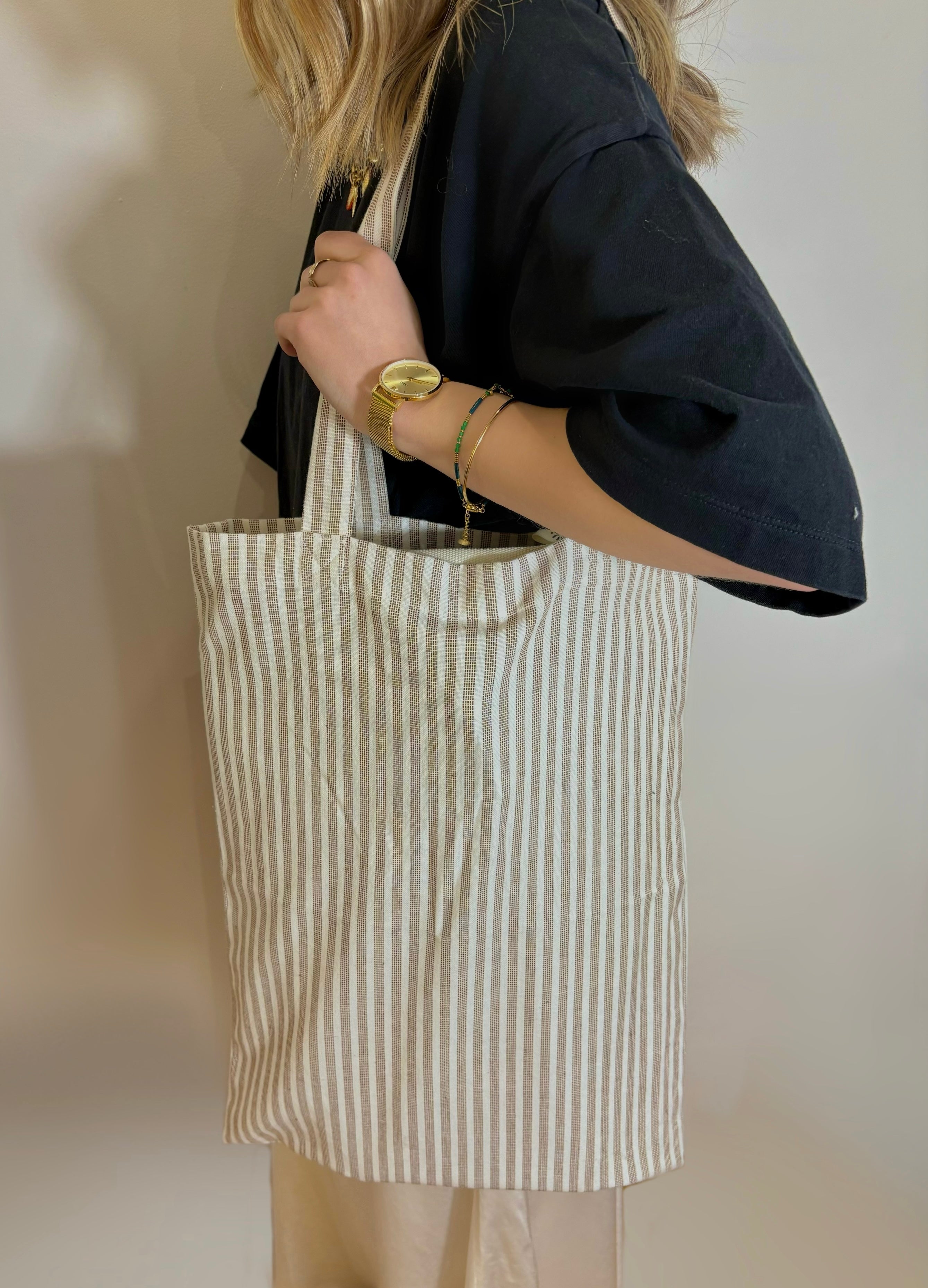 Tote bag rayé blanc et beige, léger et spacieux, au design chic et naturel.