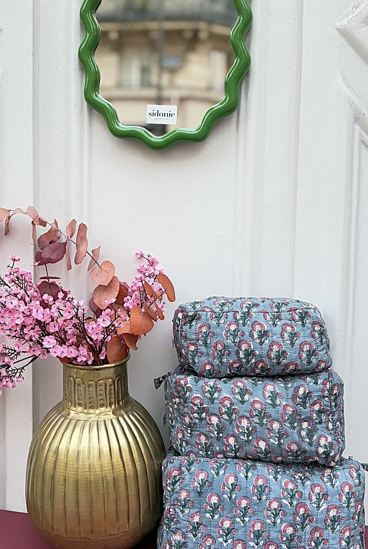 Les trois formats de la trousse en coton matelasse bleu vus de face