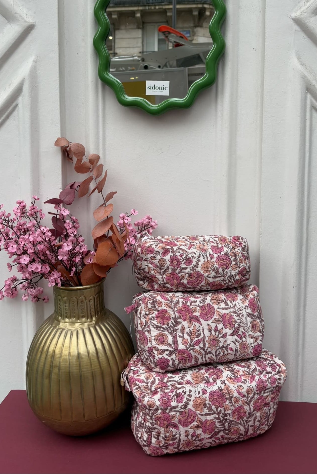 Vue de face des trois formats des trousses en coton matelasse rose clair