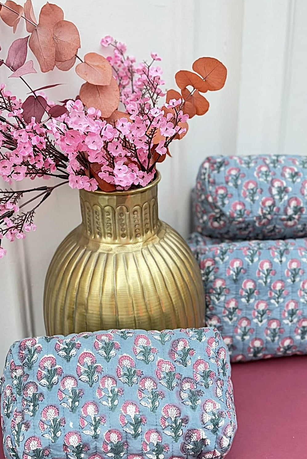 Trousse en coton matelasse bleu vue de profil