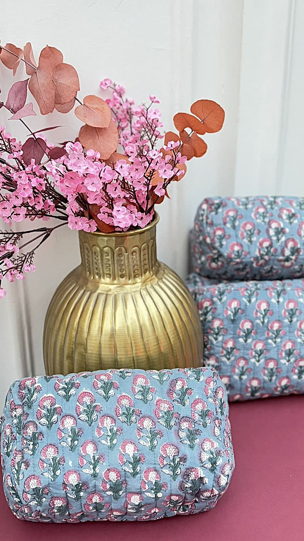 Trousse en coton matelasse bleu vue de profil