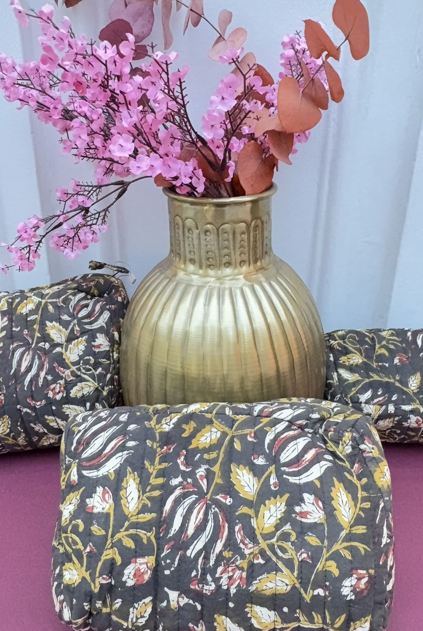 Détail du motif à fleurs de la trousse en coton matelasse chocolat