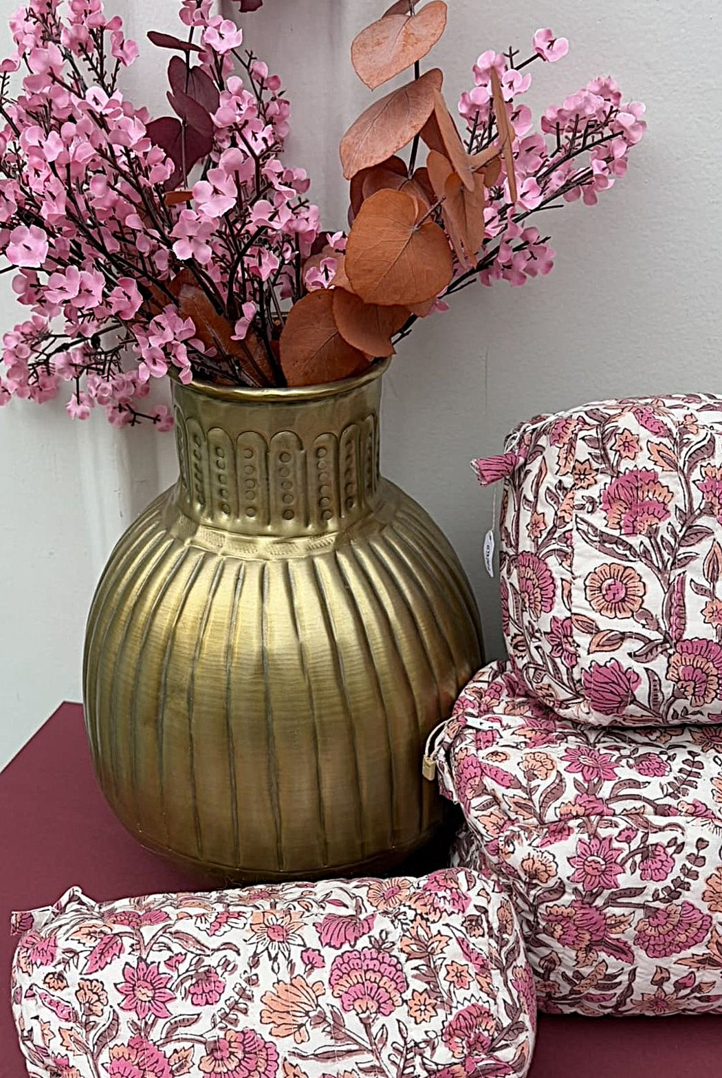 Vue de profil des trousses en coton matelasse roses clairs.