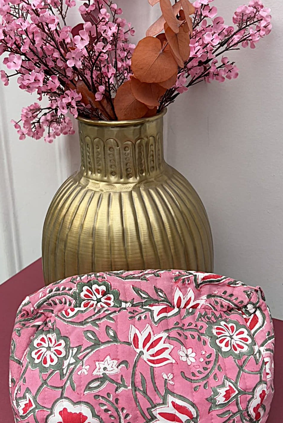 Détail du motif fleuri de la trousse en coton matelasse rose indien