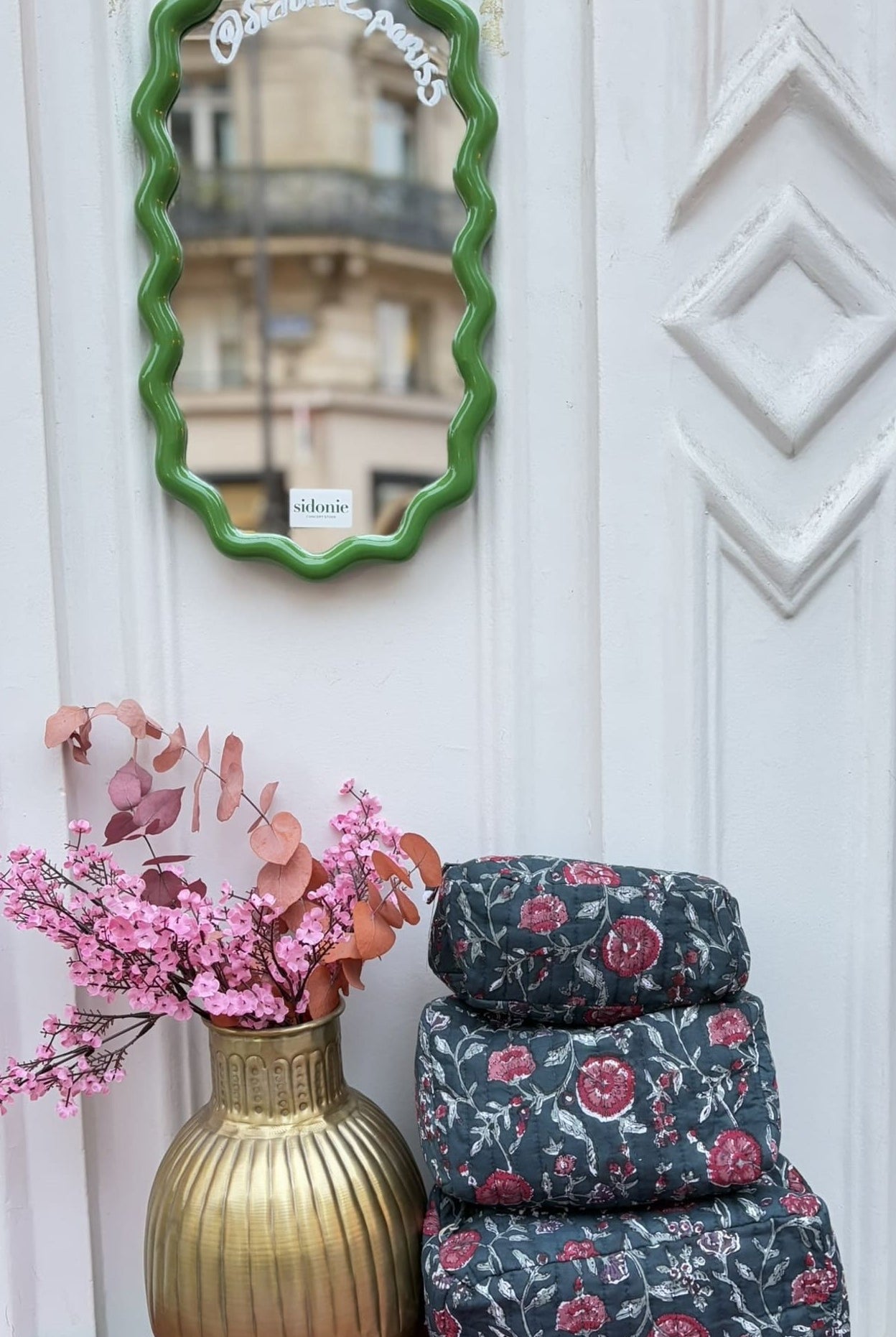 Les trois formats des trousses en coton matelasse vert vus de face