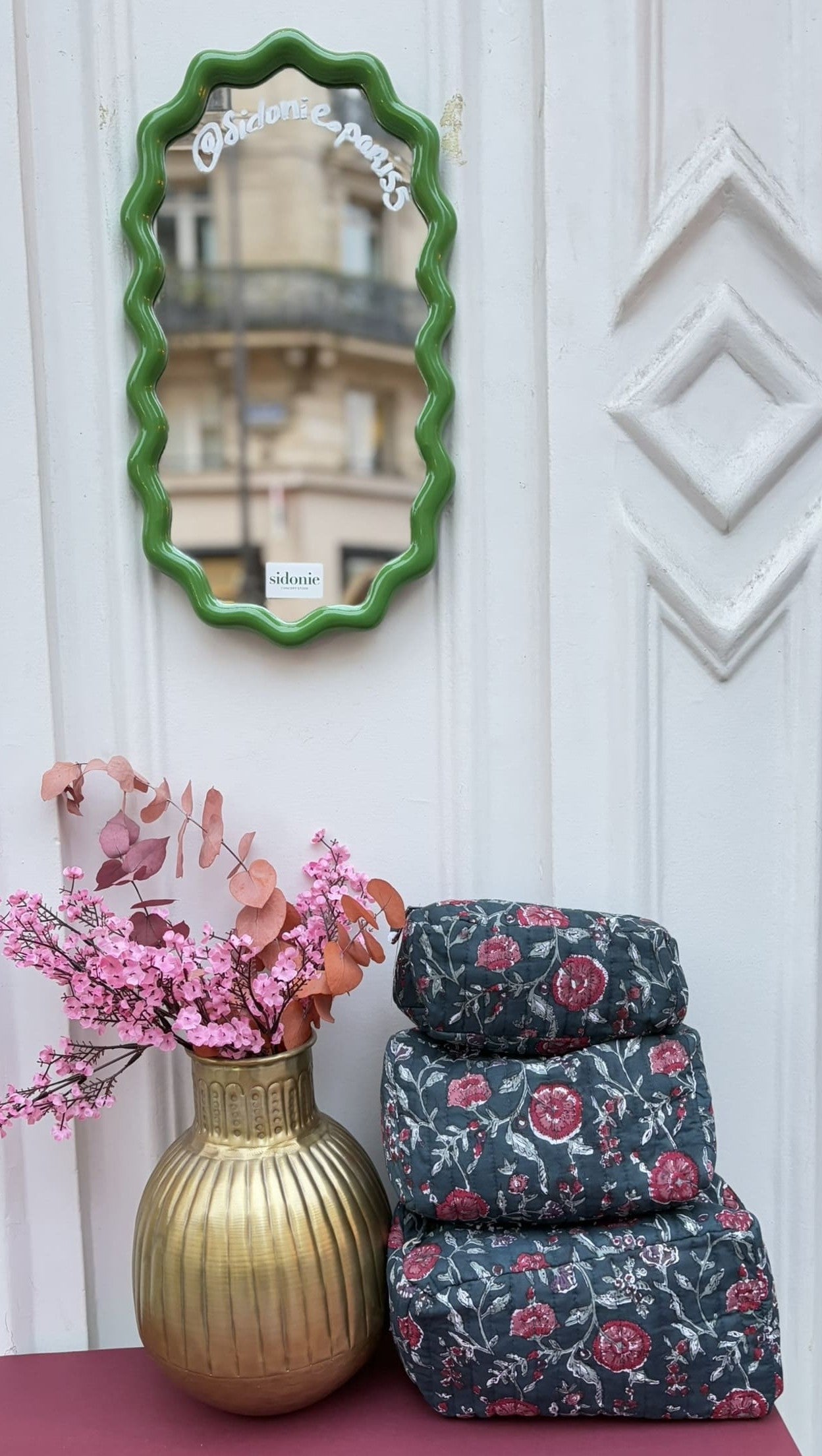 Les trois formats des trousses en coton matelasse vert vus de face