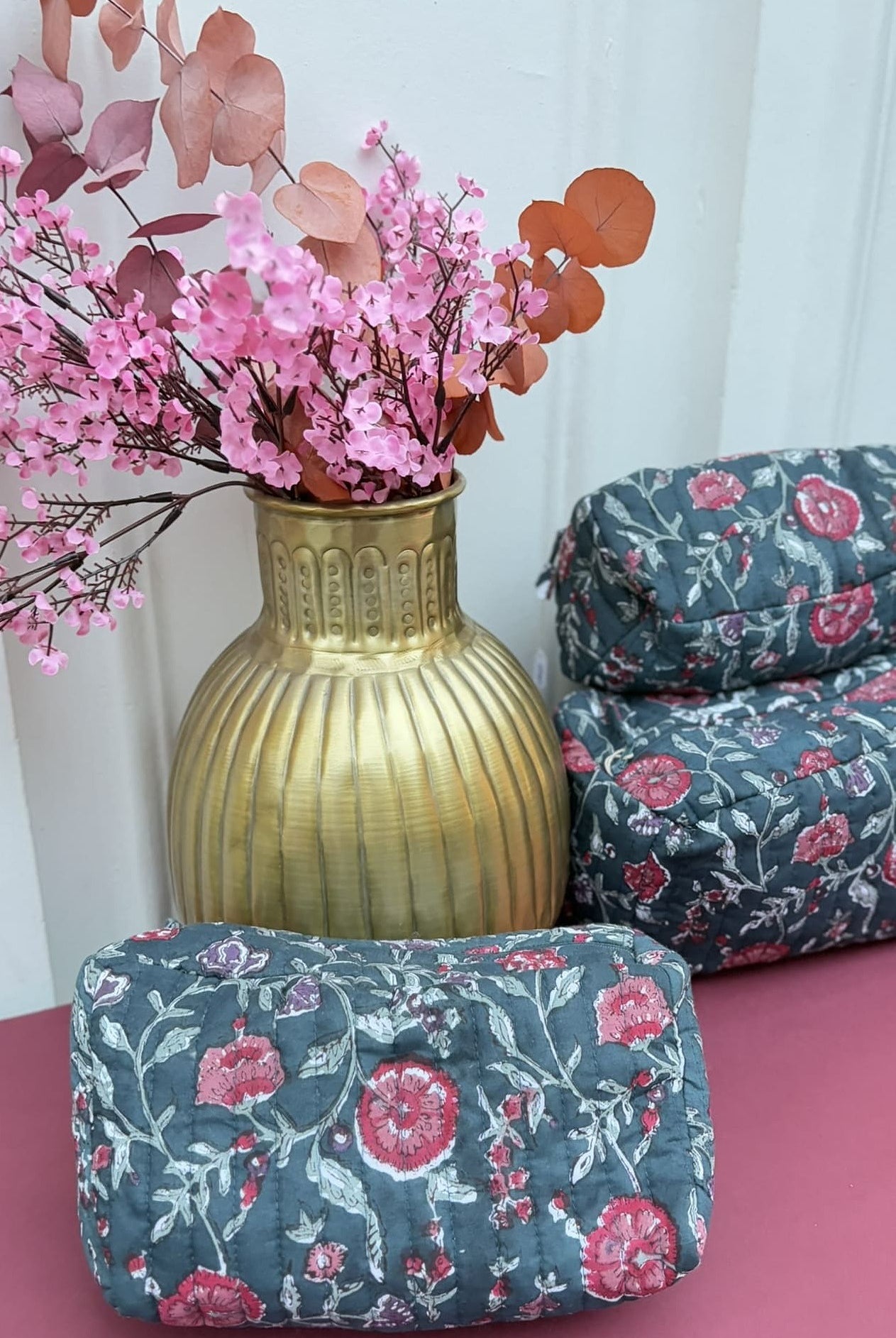 Trousse en coton matelasse vert profond et rose fuchsia vue de profil