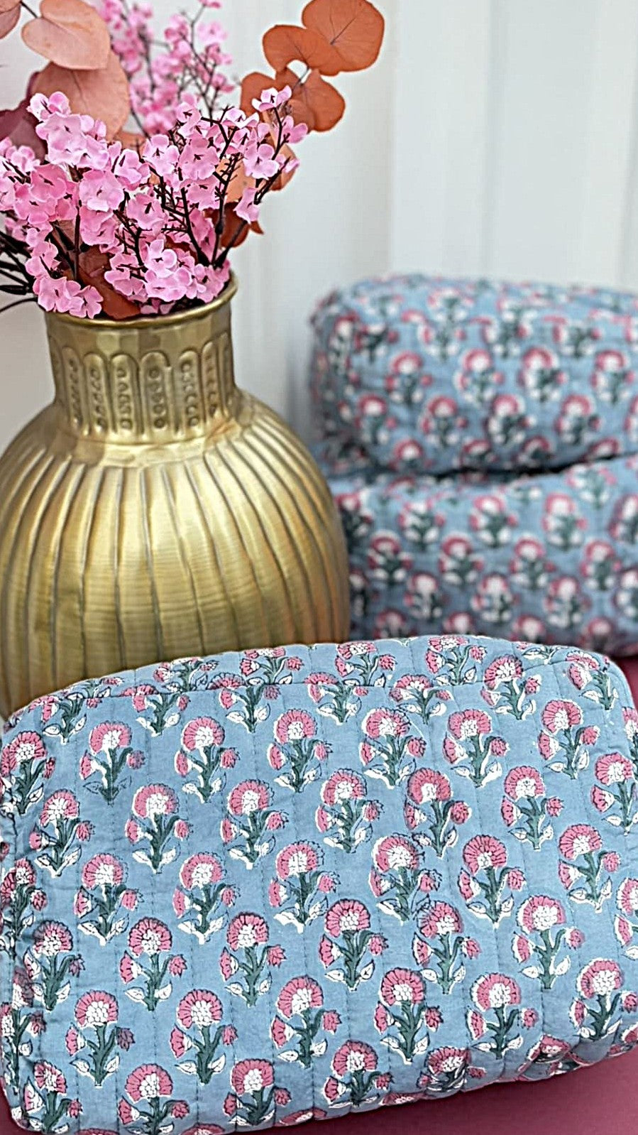 Détail de l'imprimé au tampon de la trousse bleu en coton matelasse