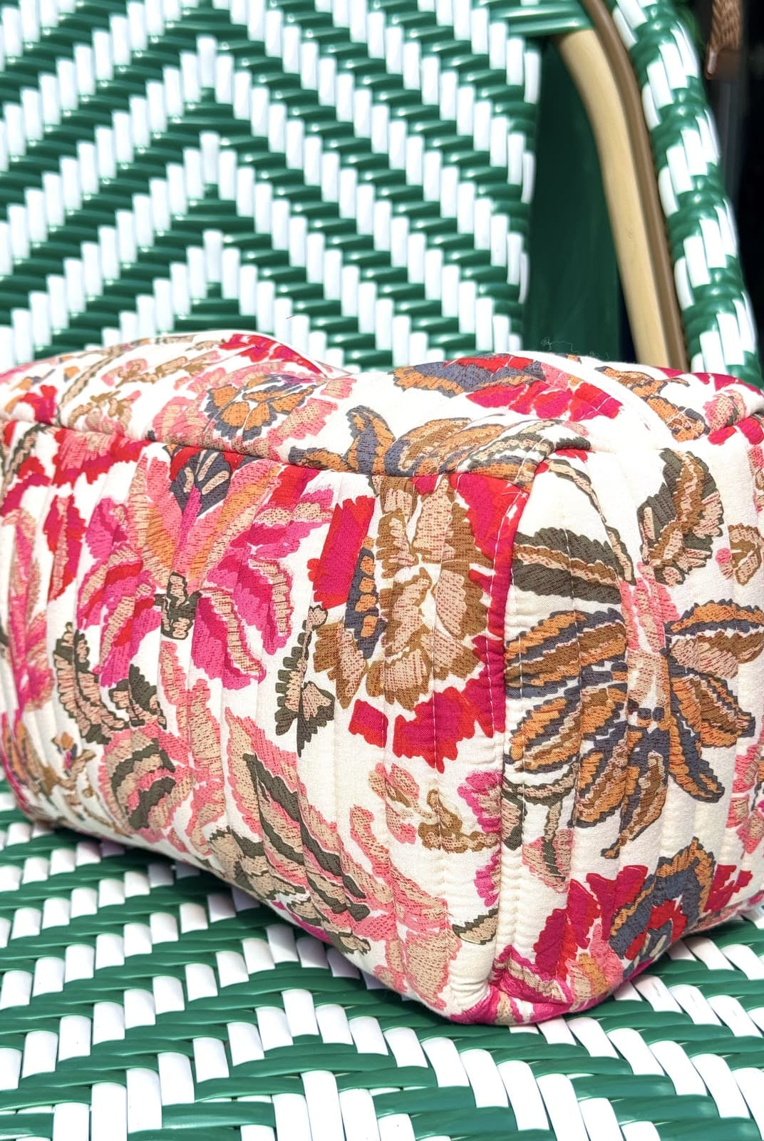 Trousse matelassée imprimé fleurs rouges