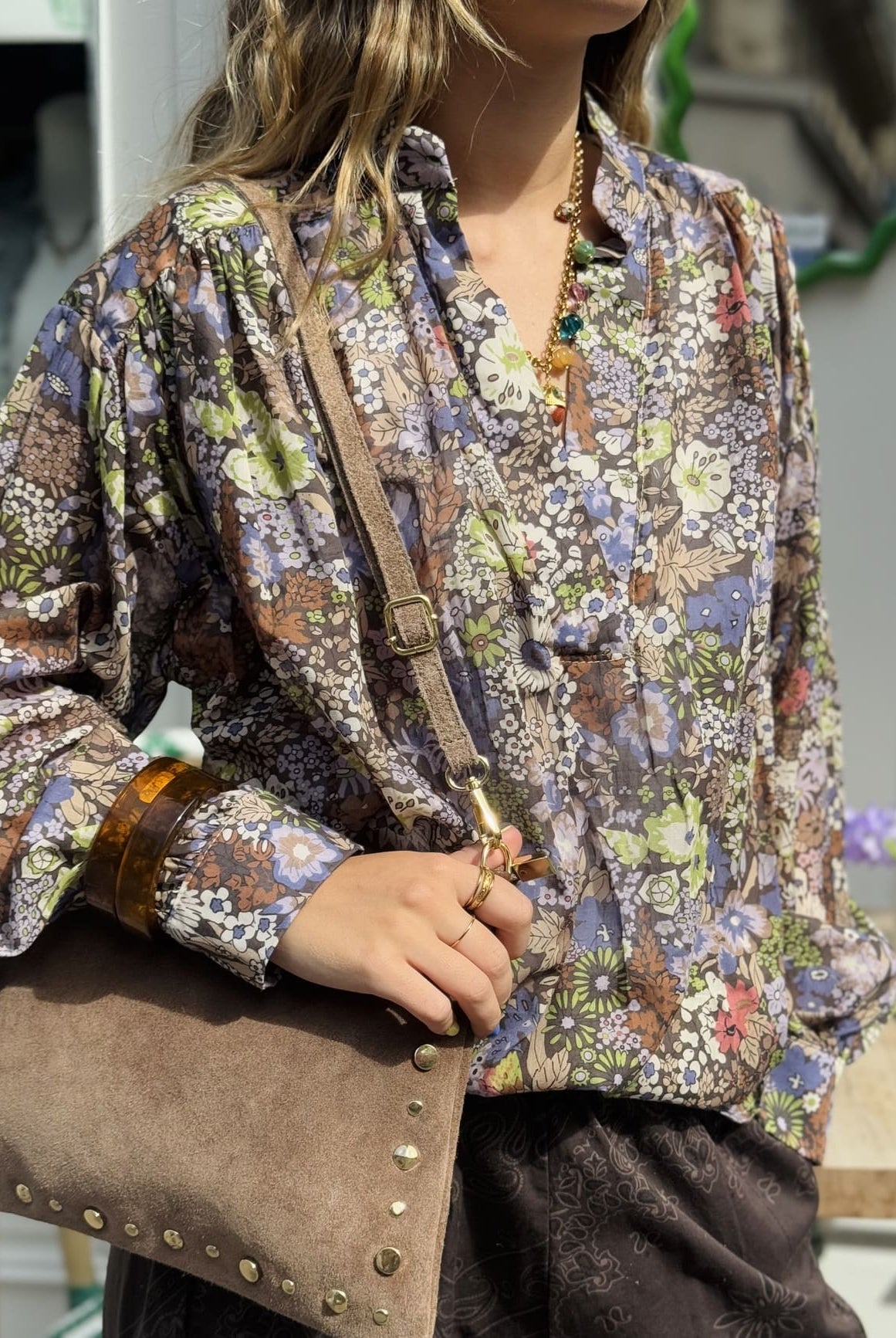 Femme portant une tunique col V motif liberty