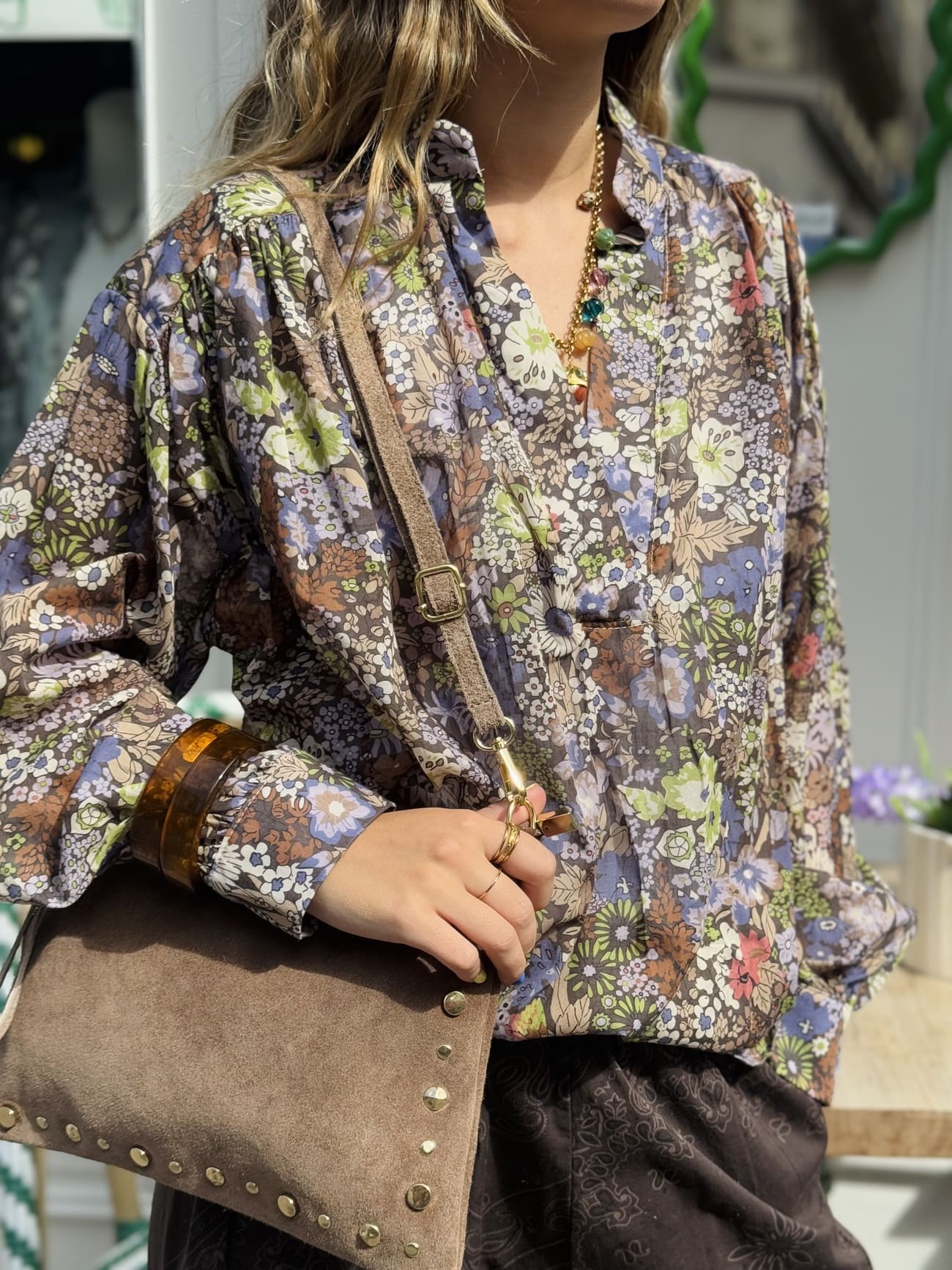 Femme portant une tunique col V motif liberty