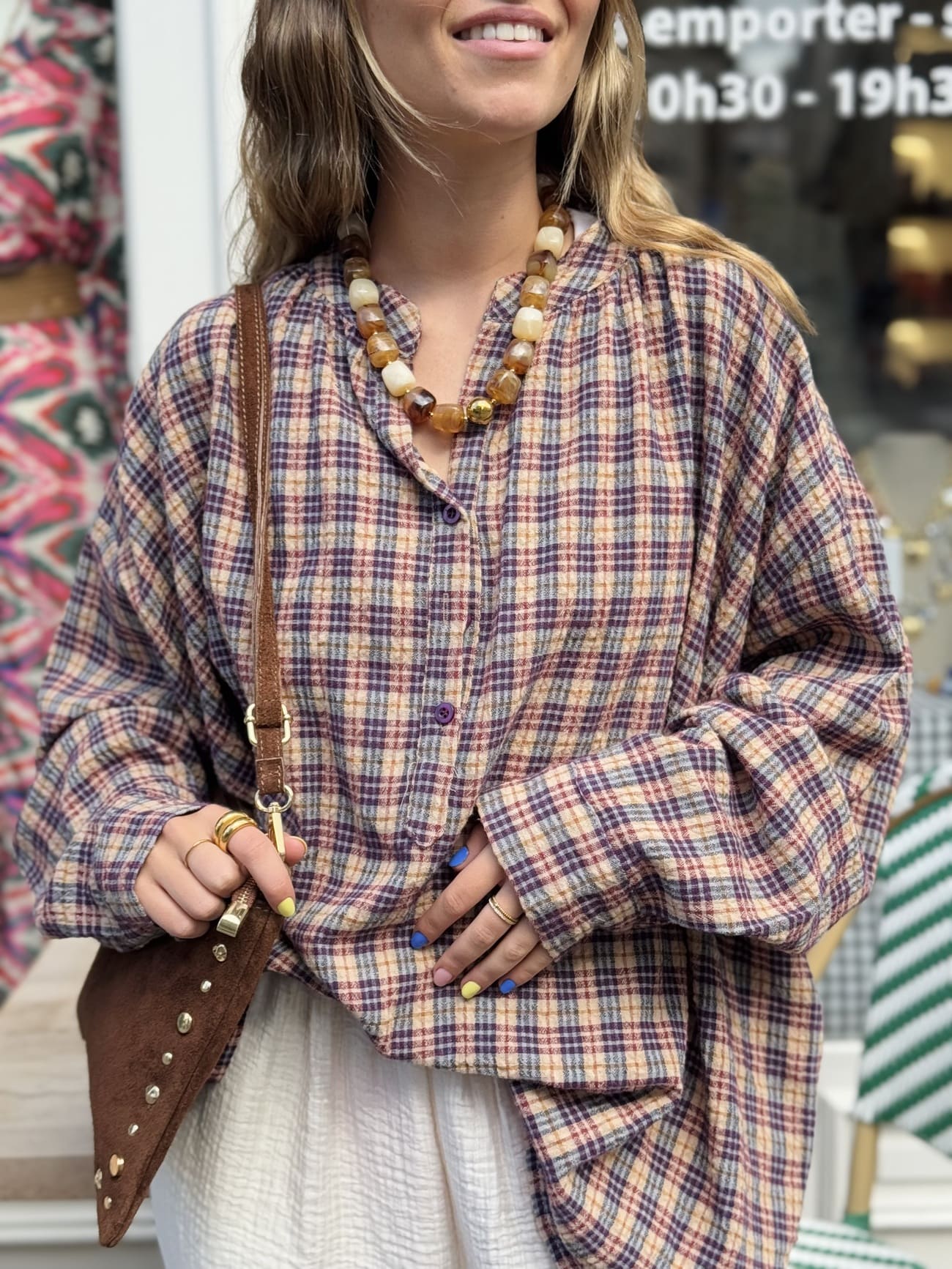 Gros plan sur la chemise tunique oversize imprimé écossais rouge et bleu