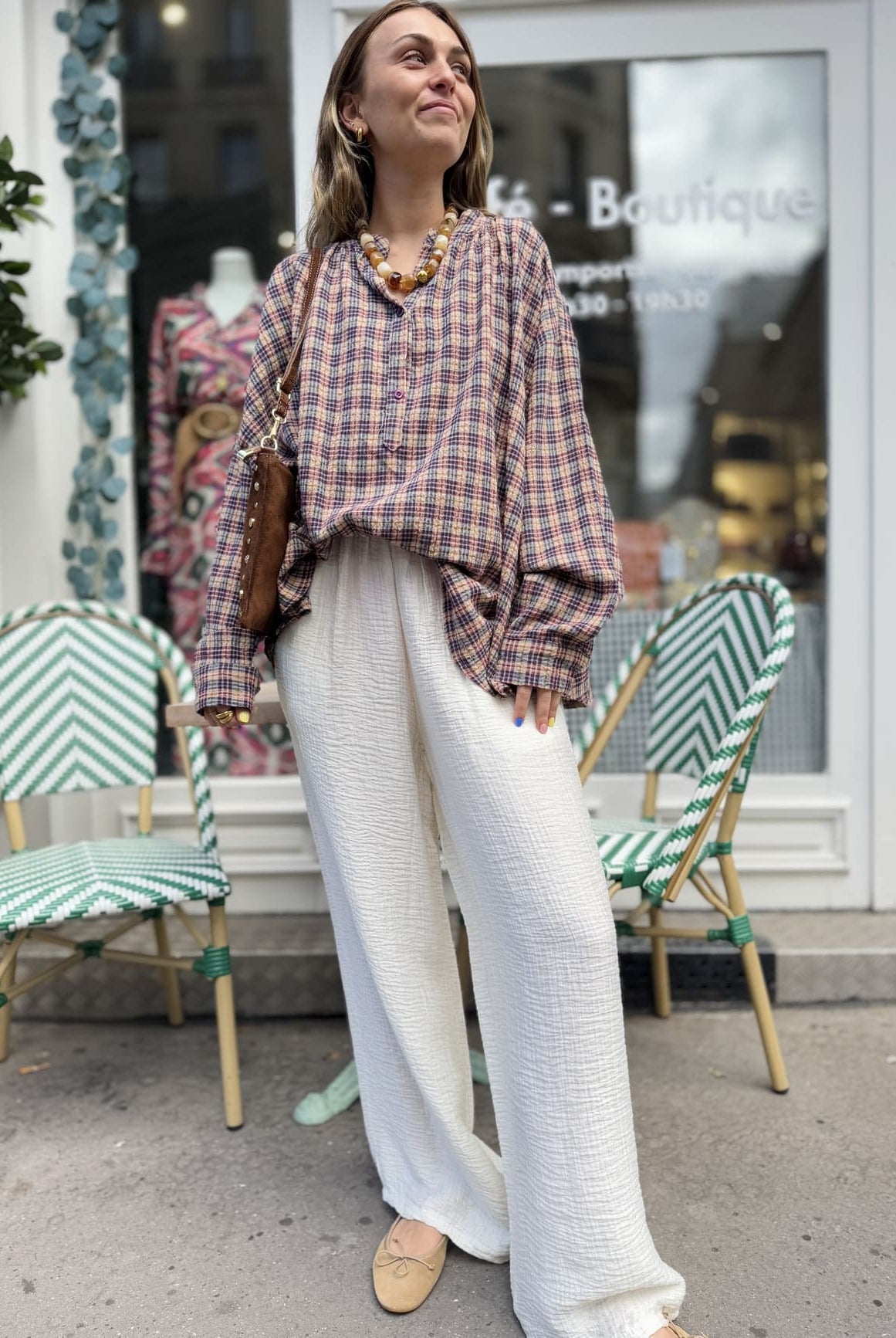 Femme debout portant une tunique oversize à l'imprimé rouge et bleu