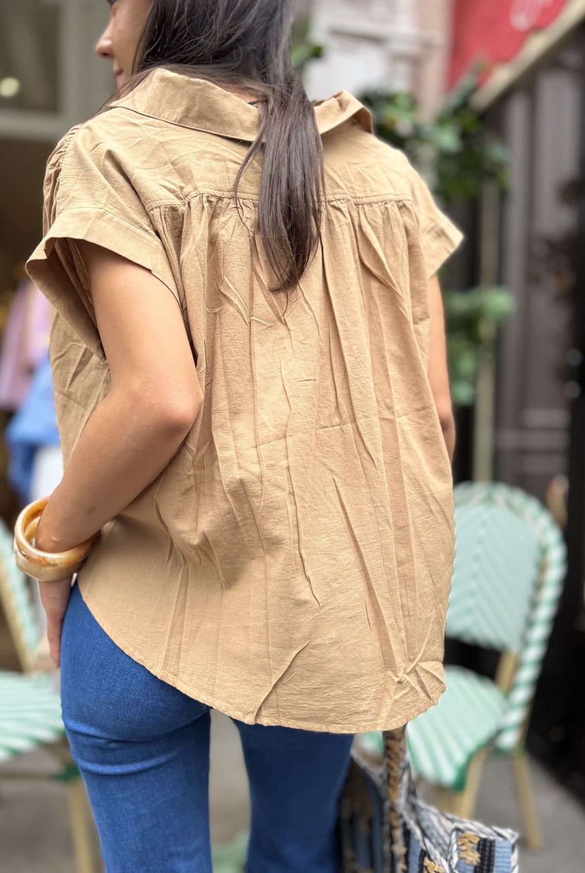 Zoom sur tissu tunique marron sans manche – matière légère et naturelle