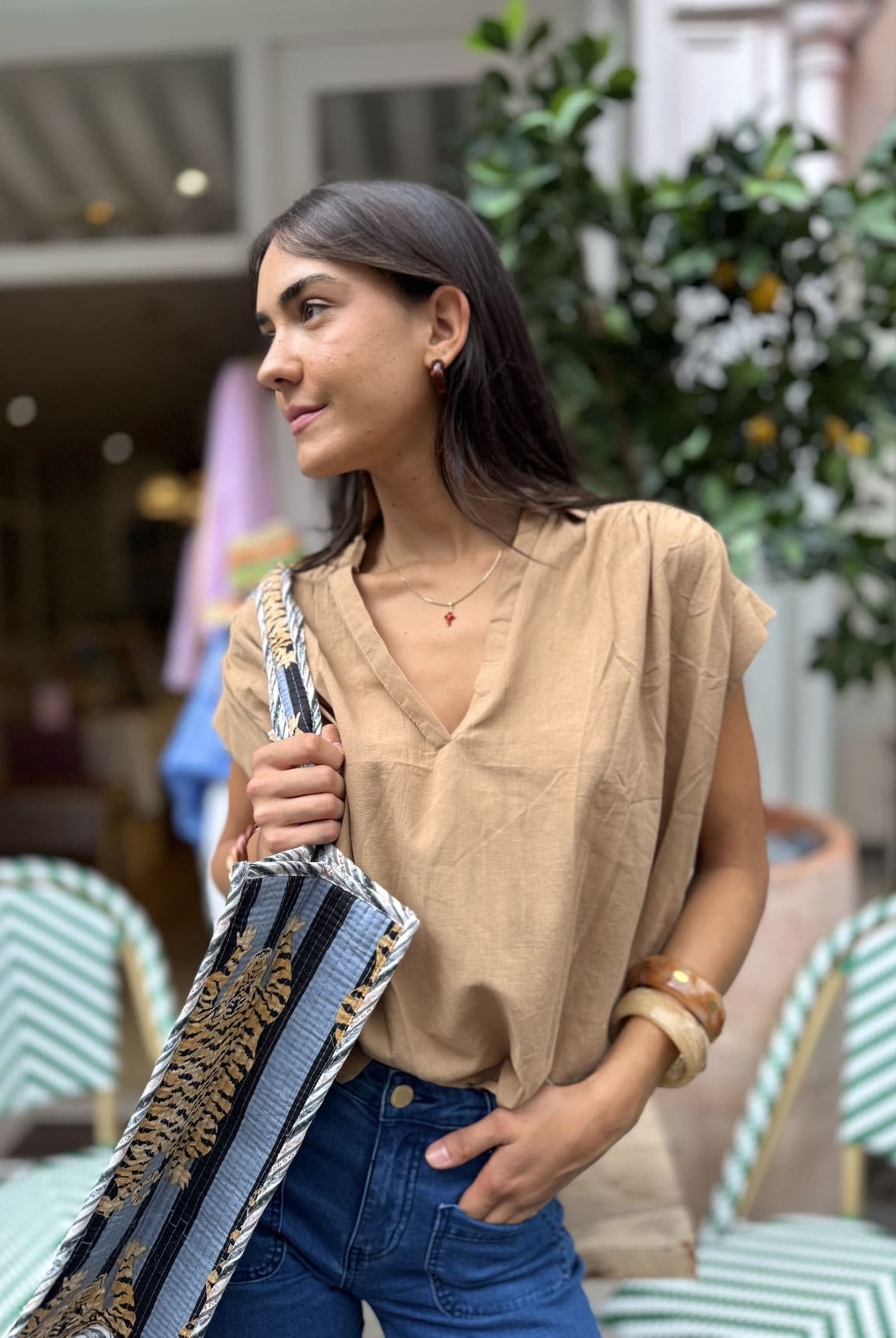 Profil de la tunique marron sans manche