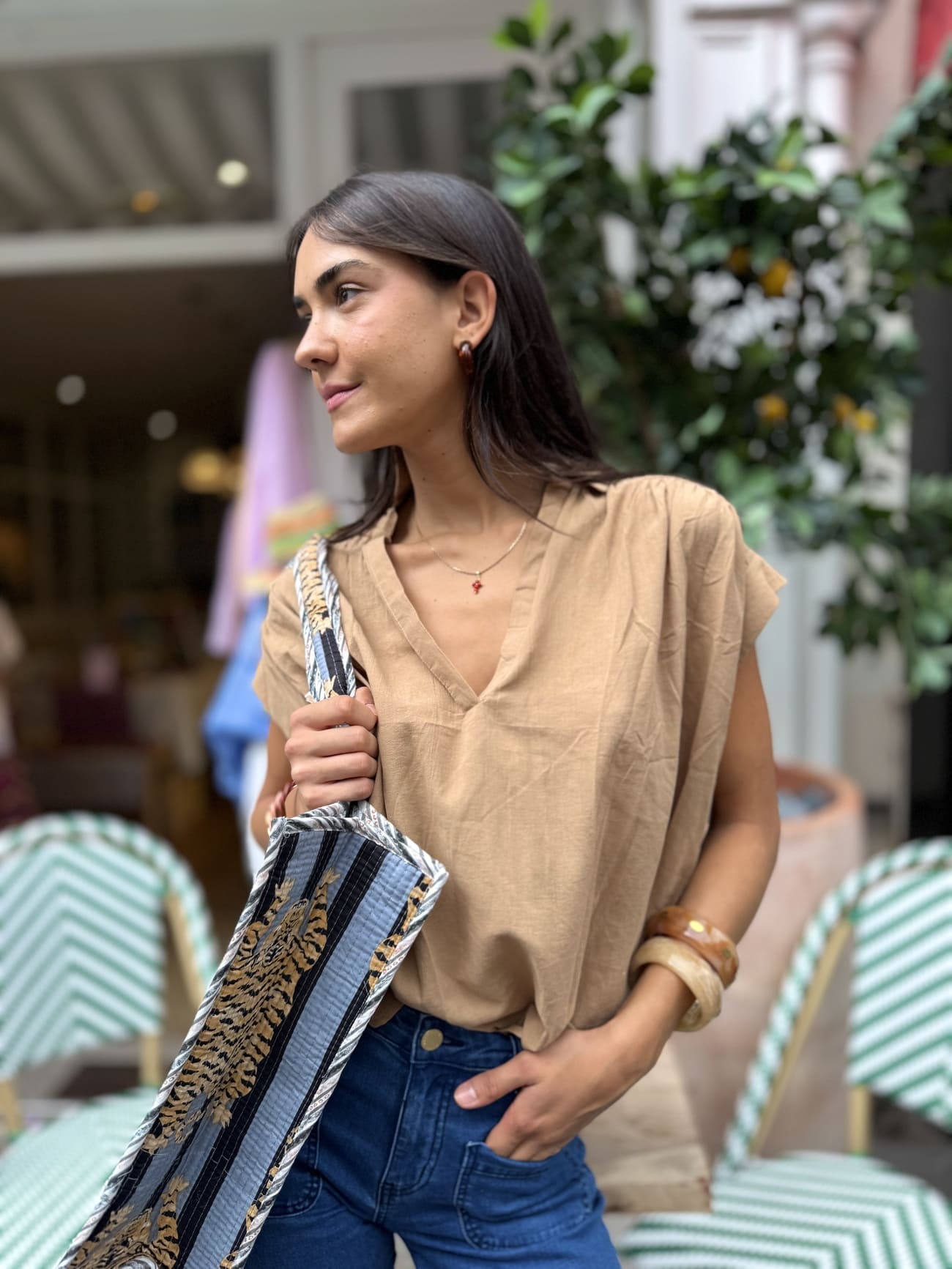 Profil de la tunique marron sans manche