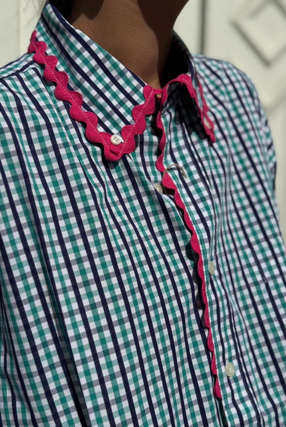 Détail du croquet rose sur la chemise upcyclée verte et bleue