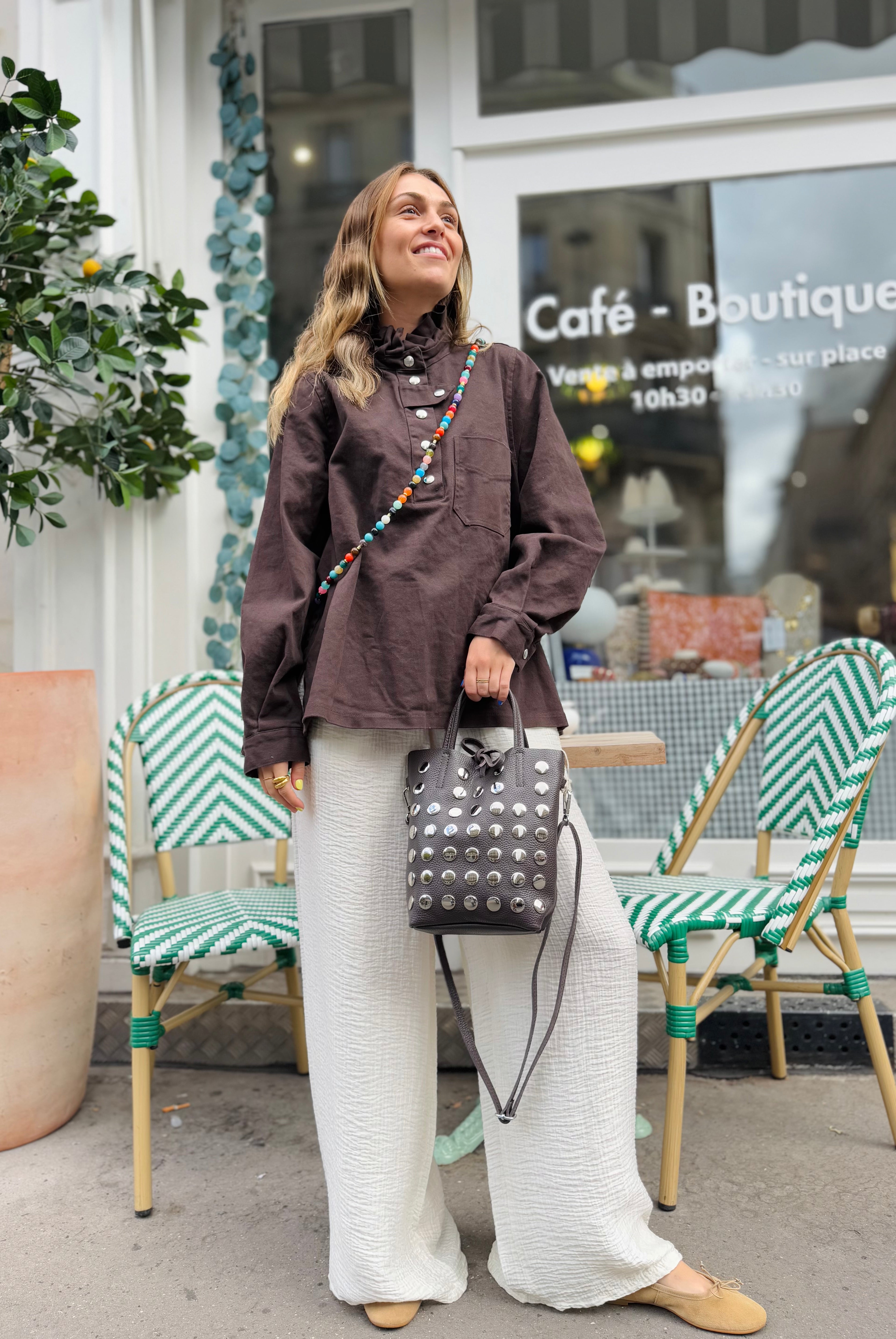 Femme portant la vareuse en jean chocolat sur un pantalon écru