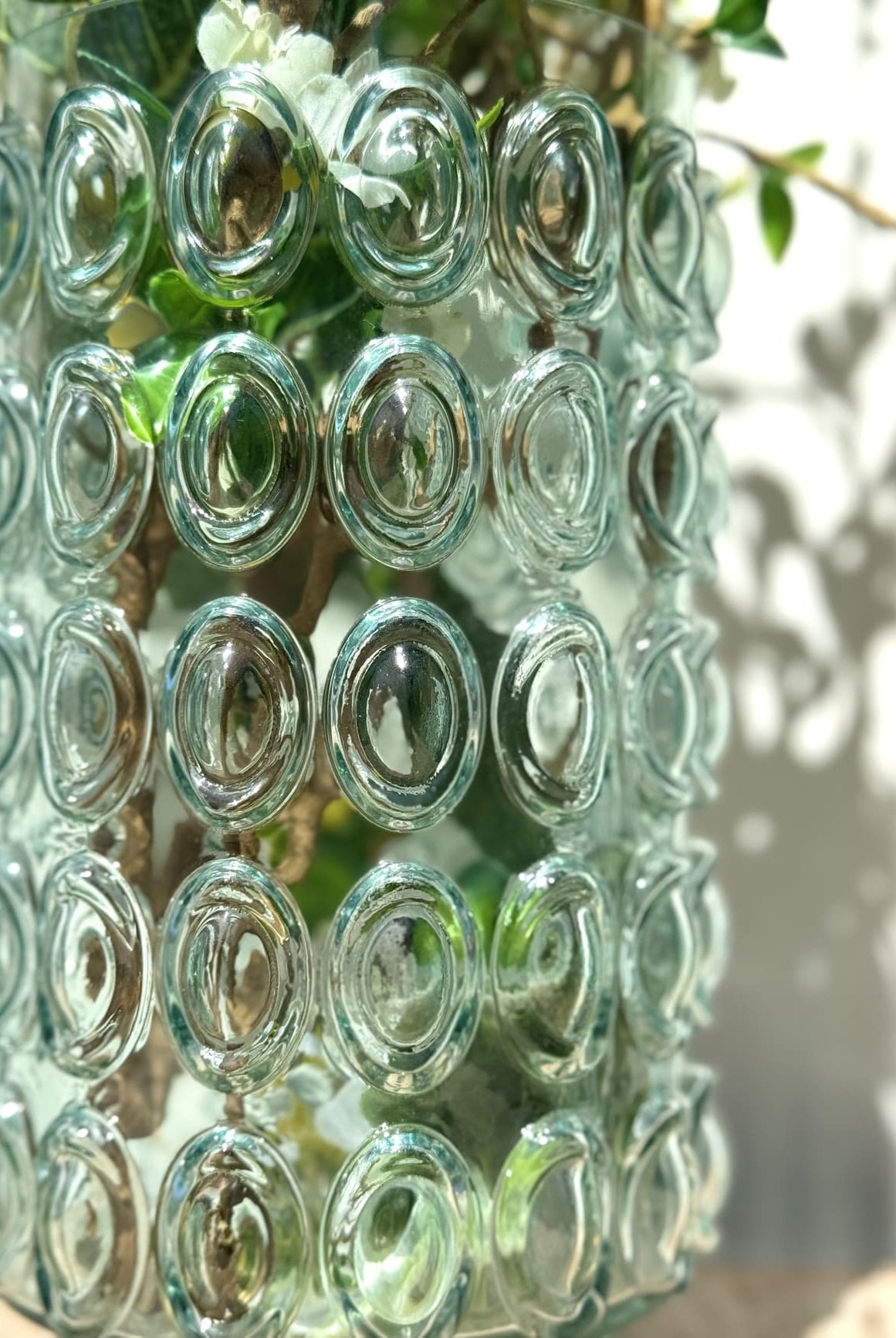 Détail du vase Bal – décoration en verre avec textures circulaires