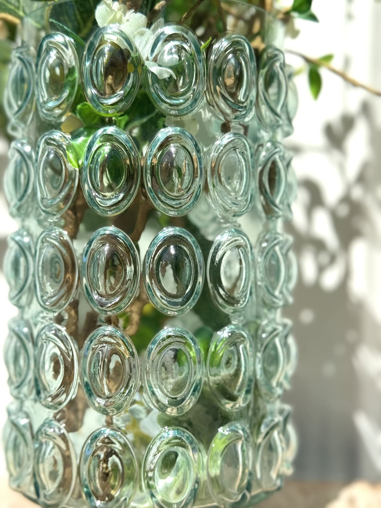 Détail du vase Bal – décoration en verre avec textures circulaires