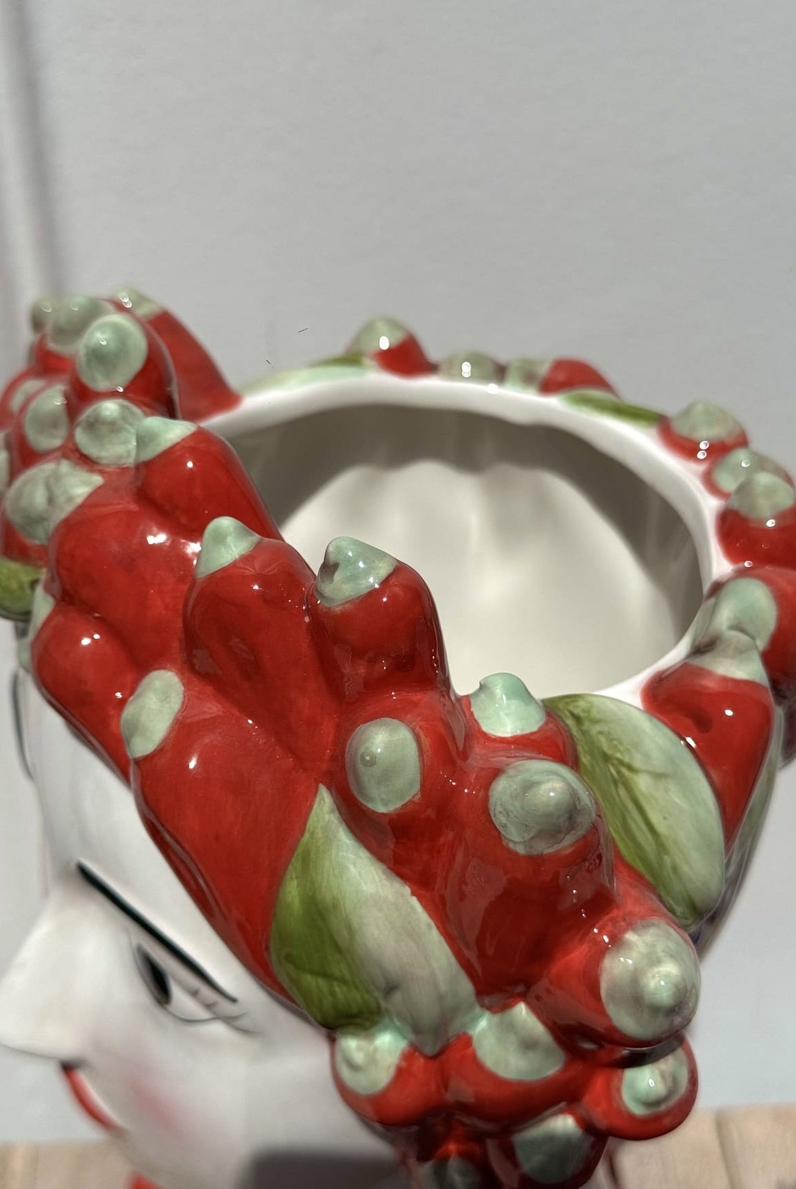 Vue de dessus du vase Chili Lady – buste en céramique