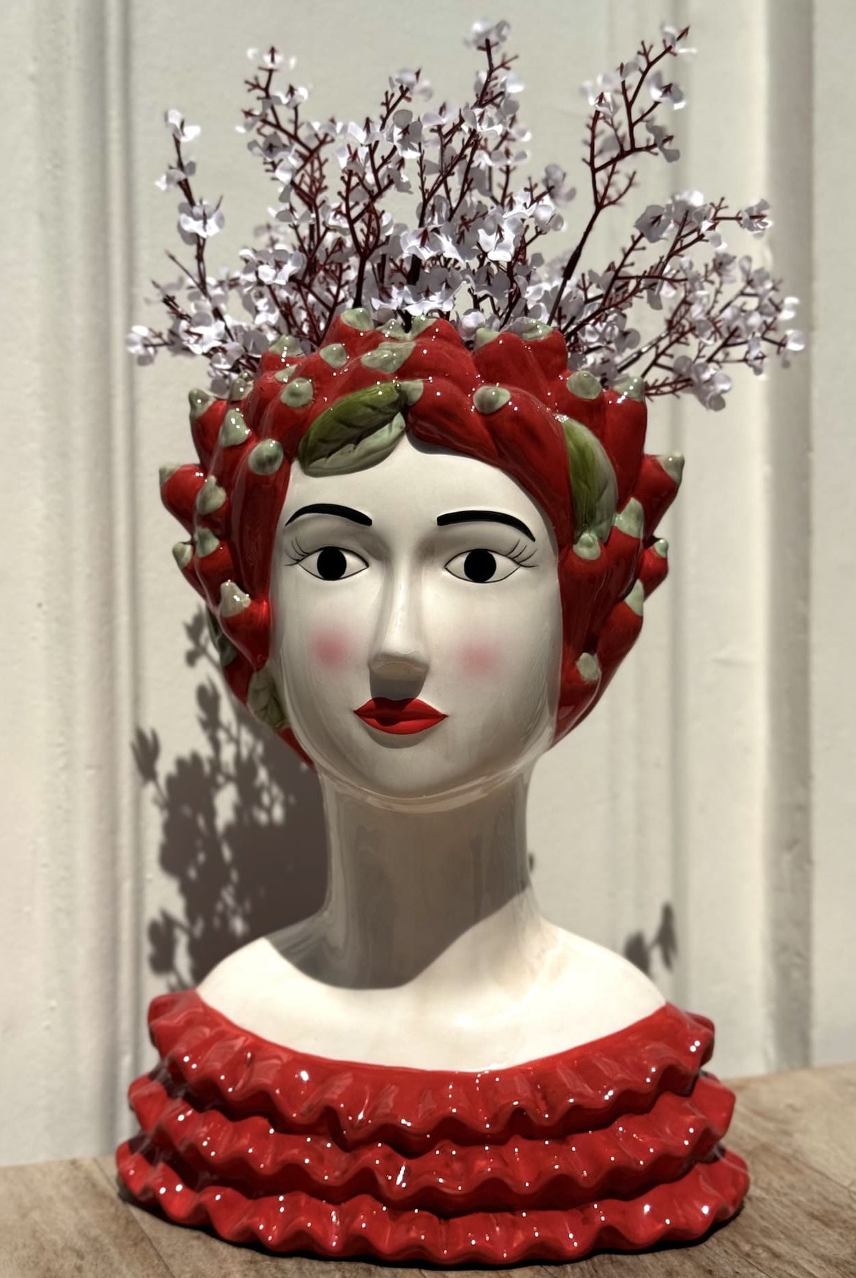 Vase Chili Lady en céramique – buste décoratif avec piments rouges
