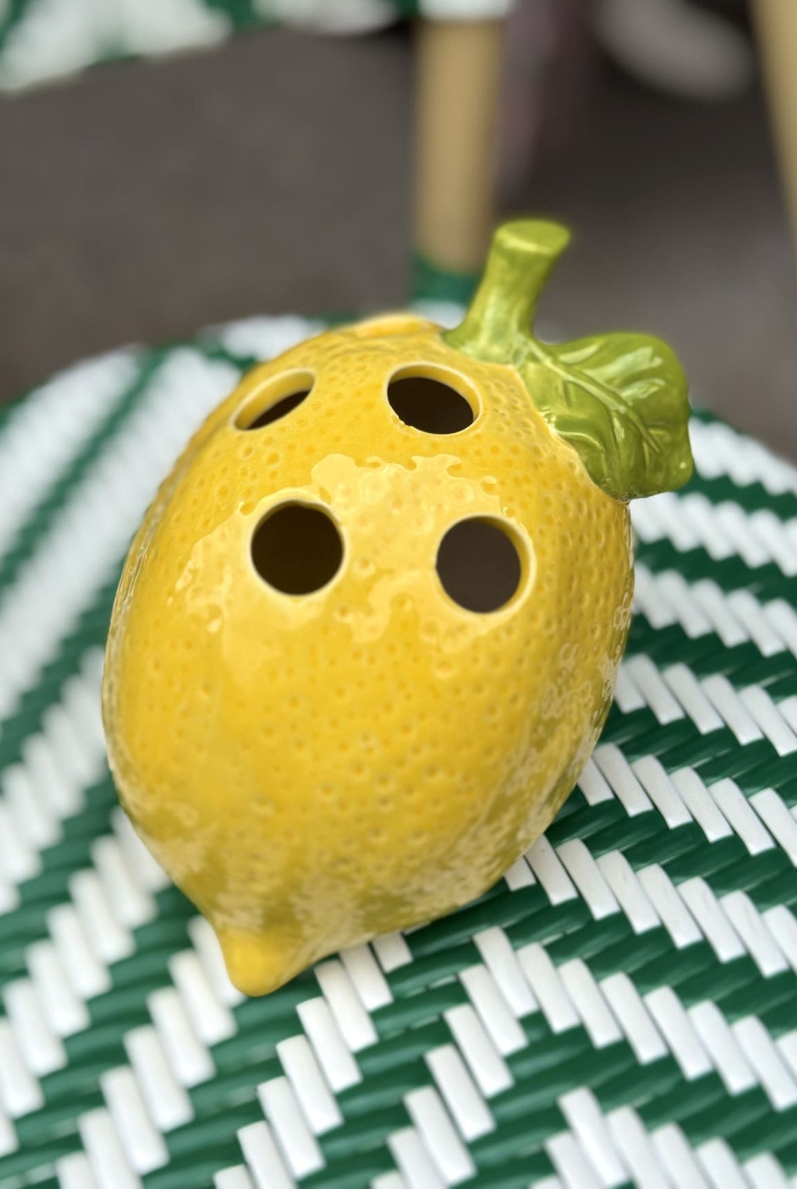 Détail des multiples ouvertures du vase citron jaune multitrous