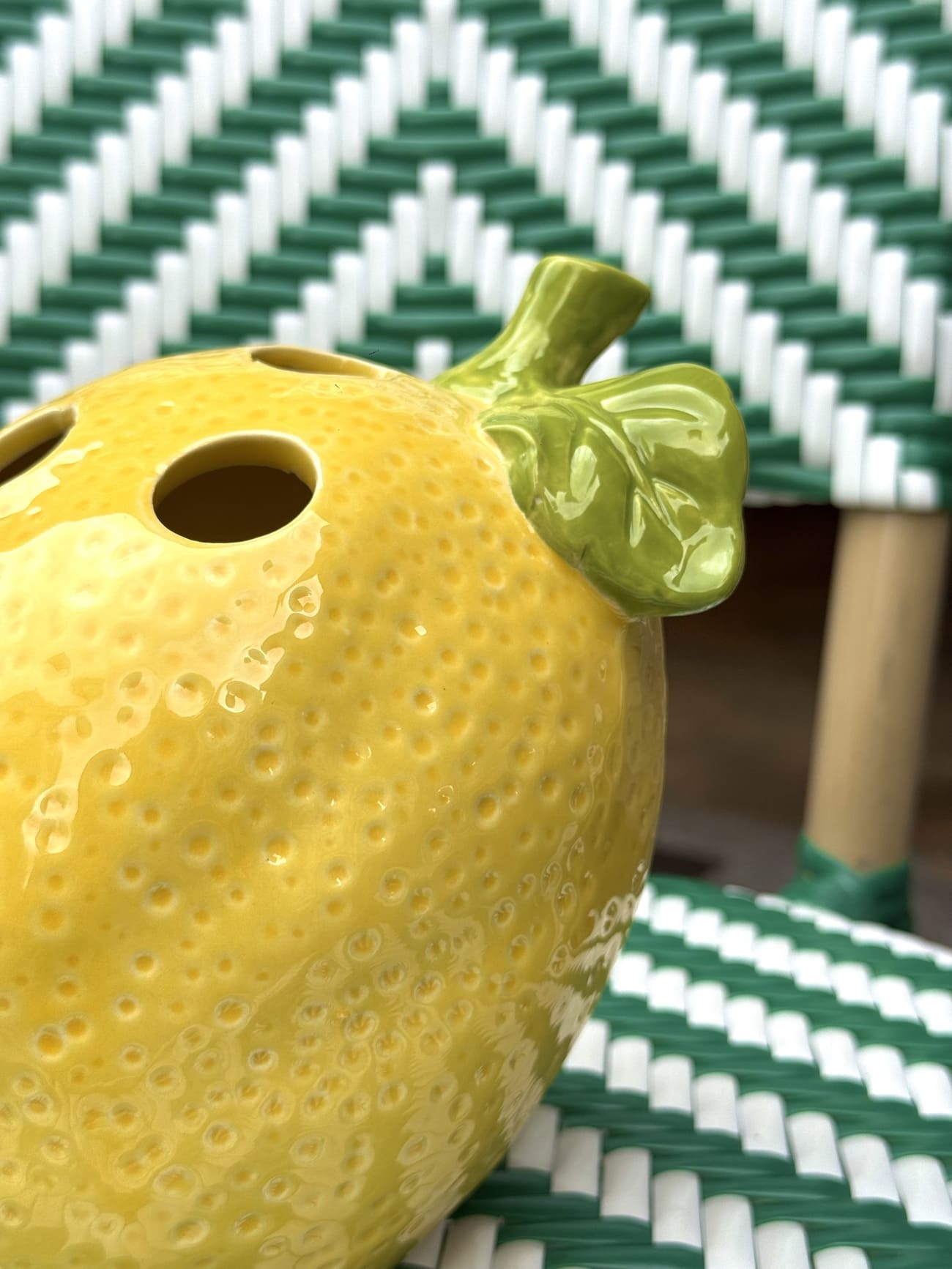 Vase citron détail sur la feuille du citron