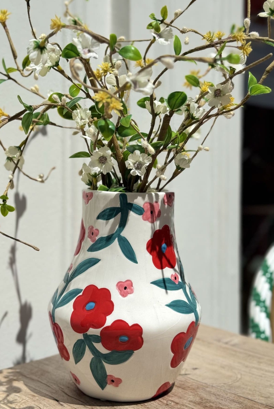 Vase décoratif fleurs rouges