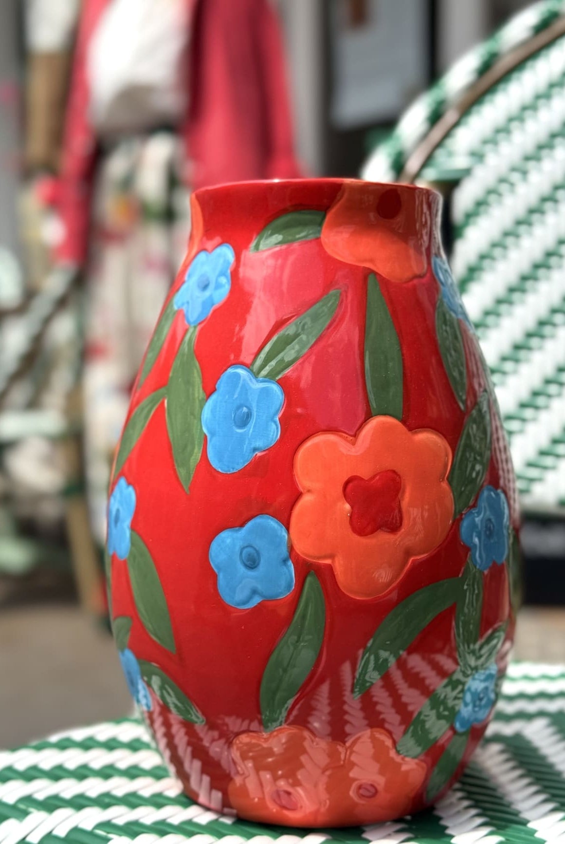 Vase rouge en dolomite Flores – vue de face avec fleurs peintes