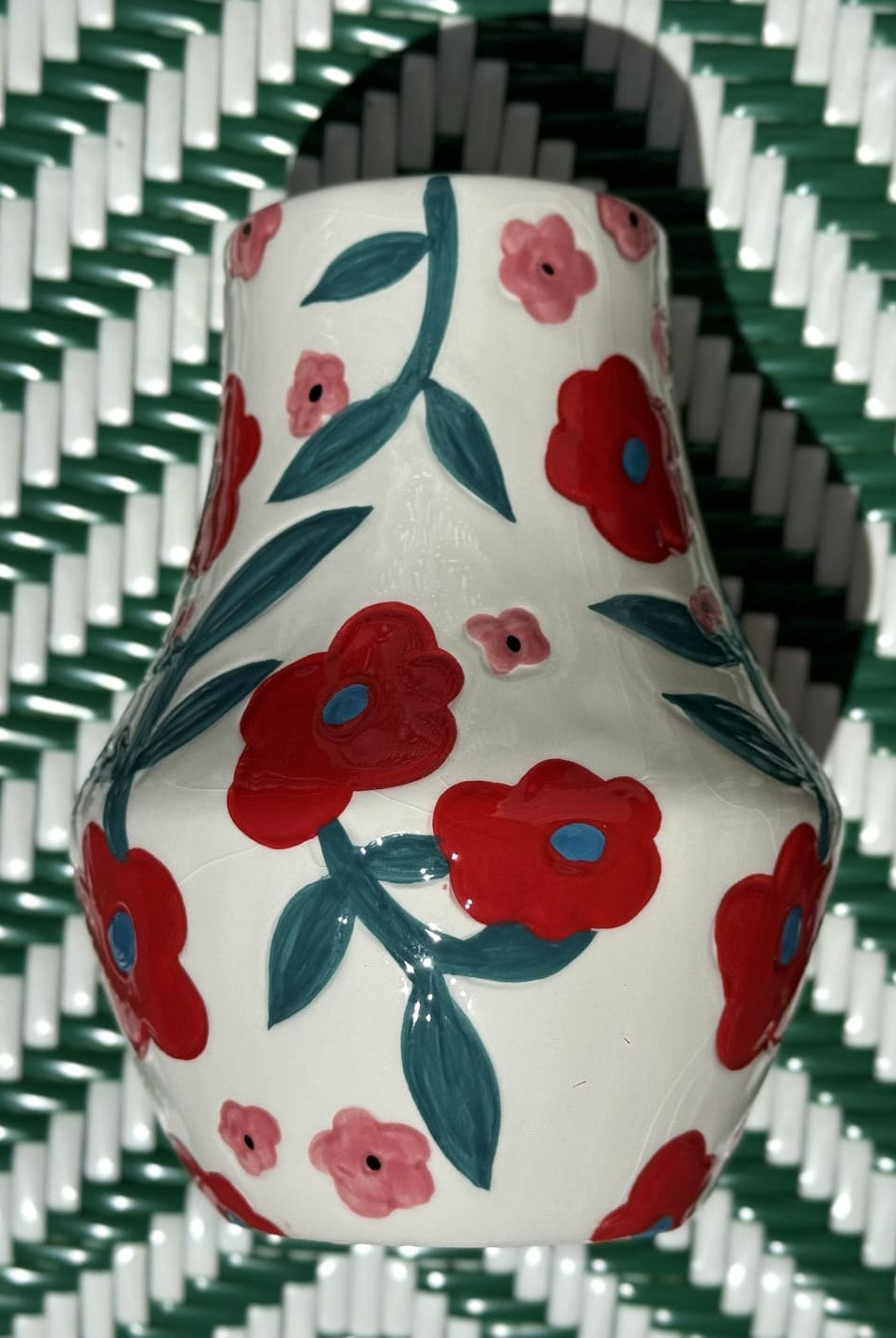 Vase rouge original pour décoration d’intérieur moderne