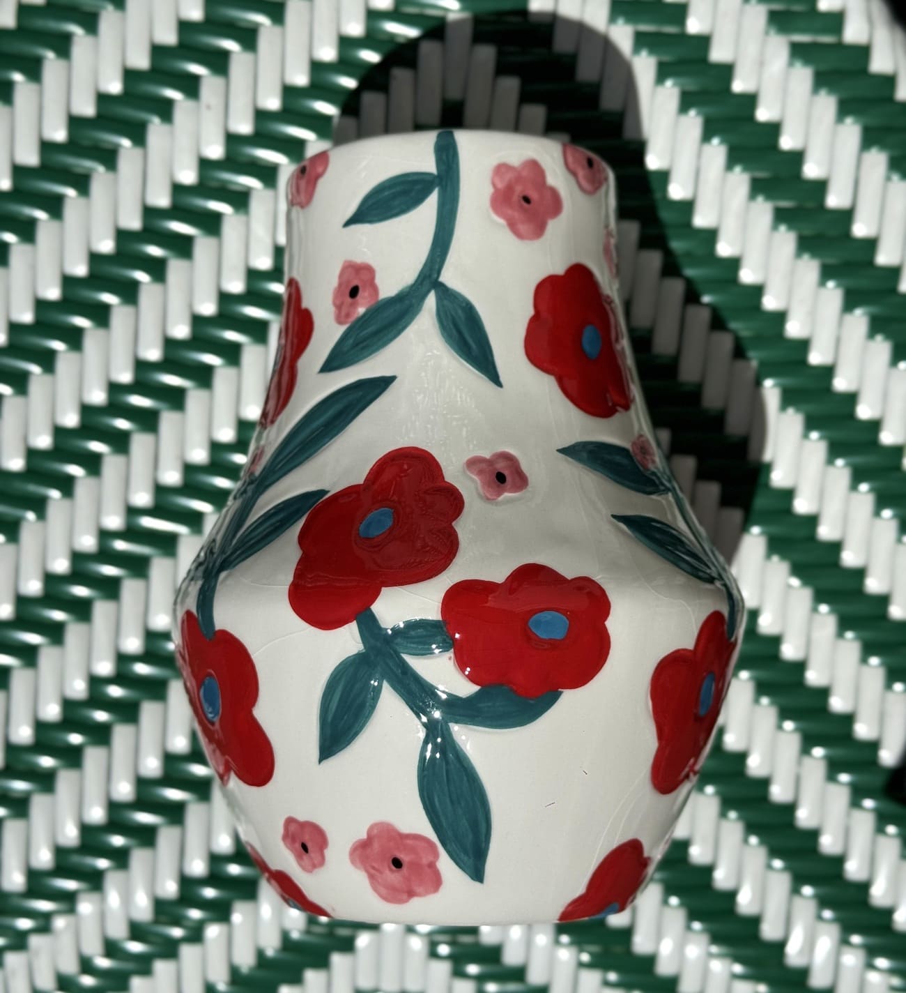 Vase rouge original pour décoration d’intérieur moderne