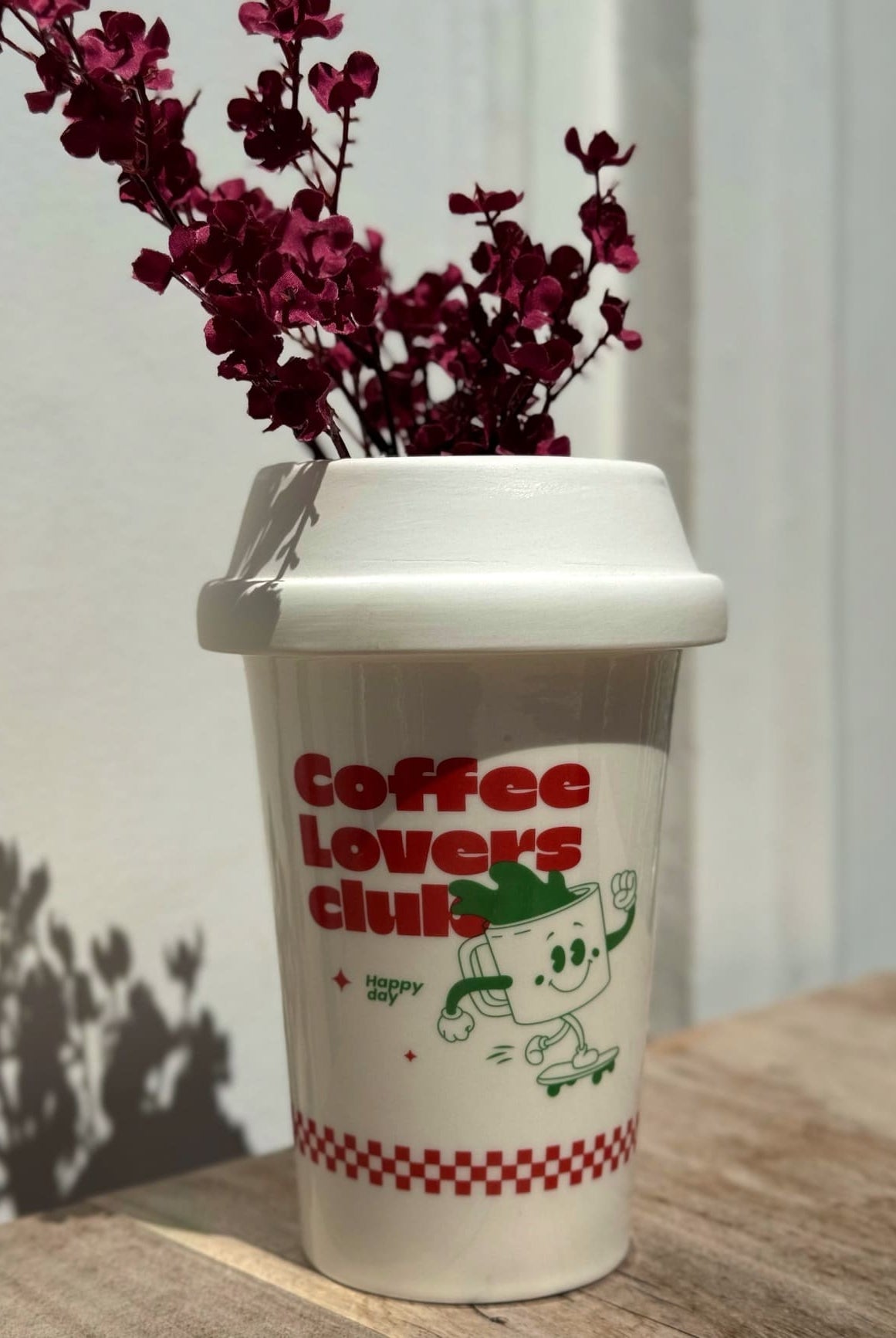 Vase en forme de tasse à café avec fleurs