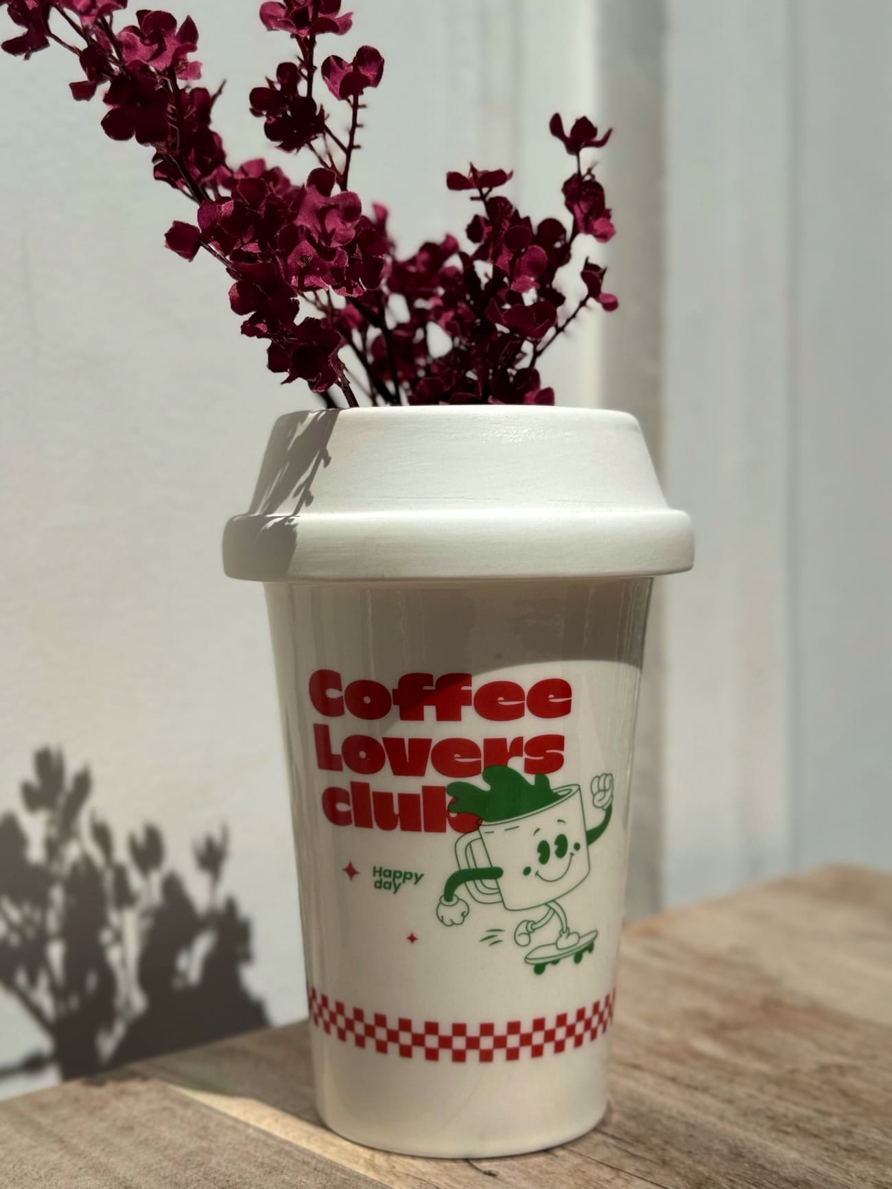 Vase en forme de tasse à café avec fleurs