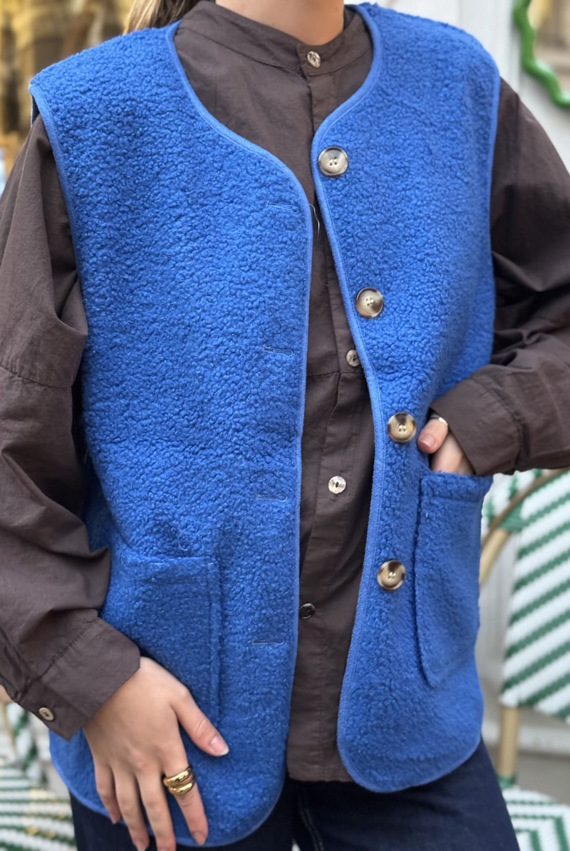 veste sans manche sherpa bleu portée