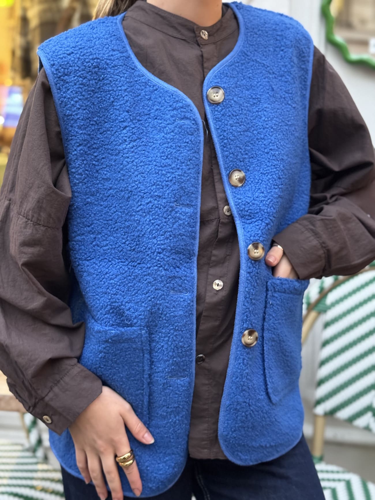 veste sans manche sherpa bleu portée