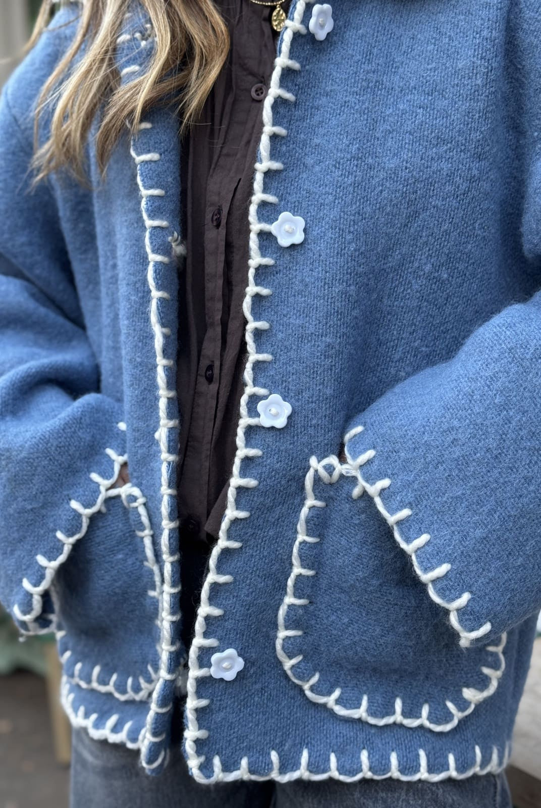 veste en laine bleue upcyclée de face
