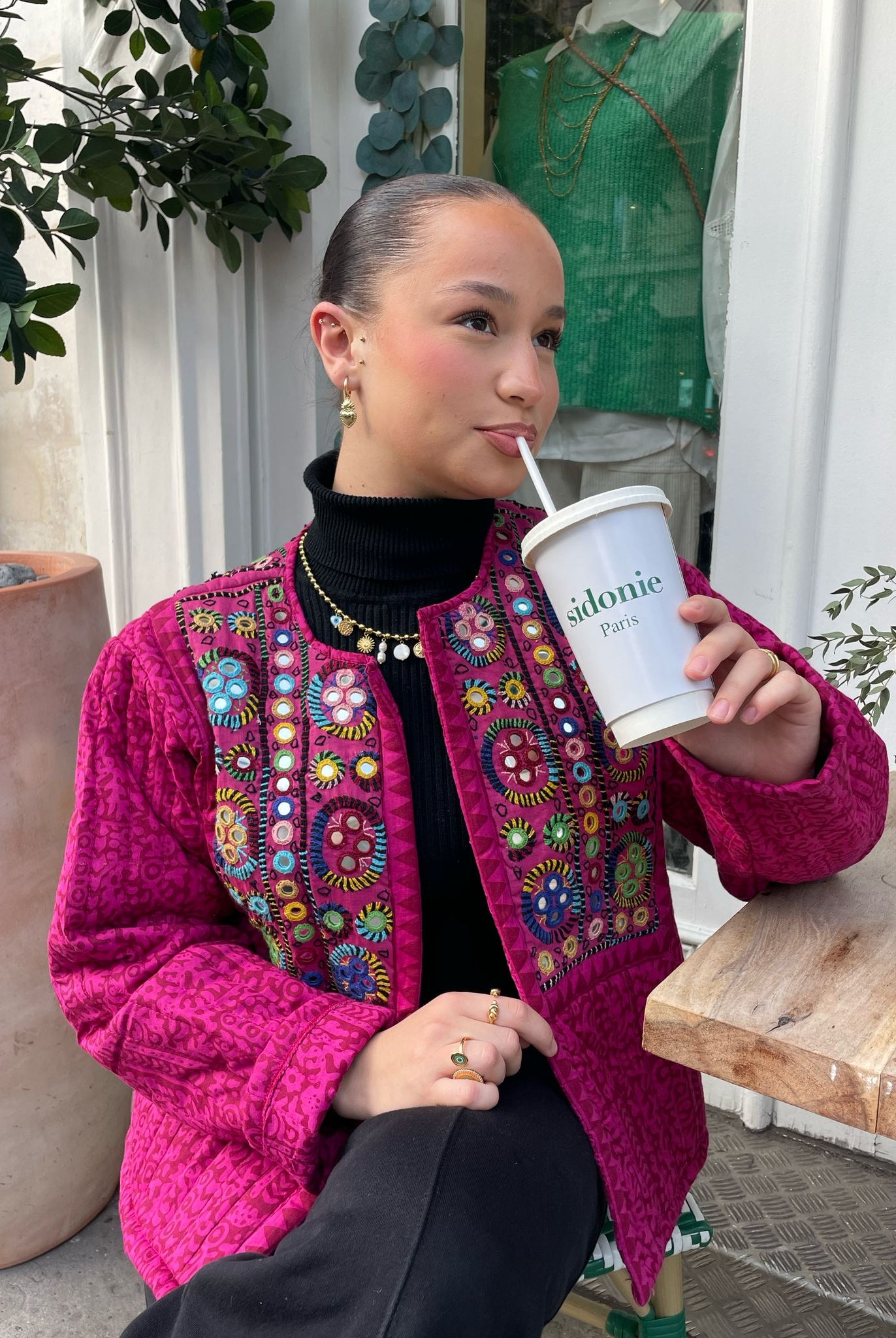 Femme portant une veste brodée bohème, coupe courte et structurée