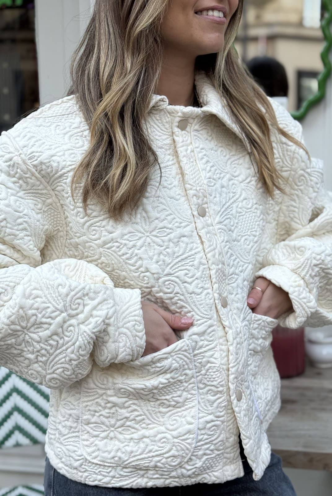 veste boutis blanche de face