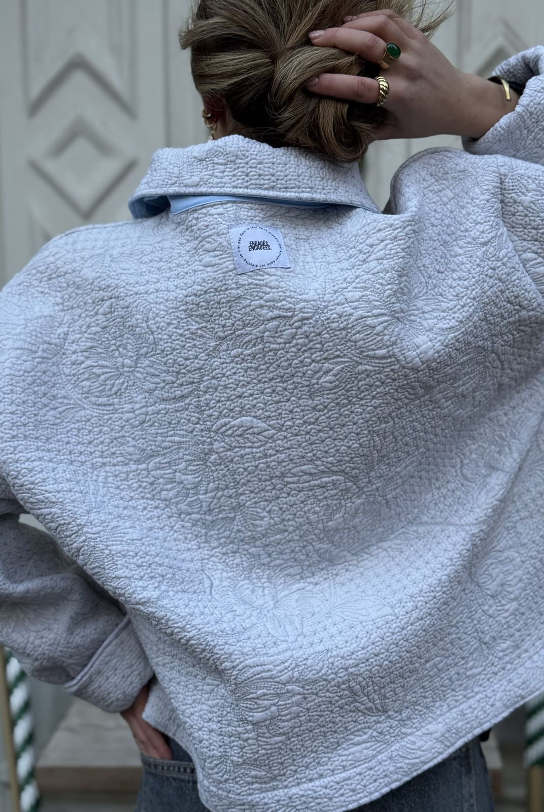 veste boutis relief bleu de dos