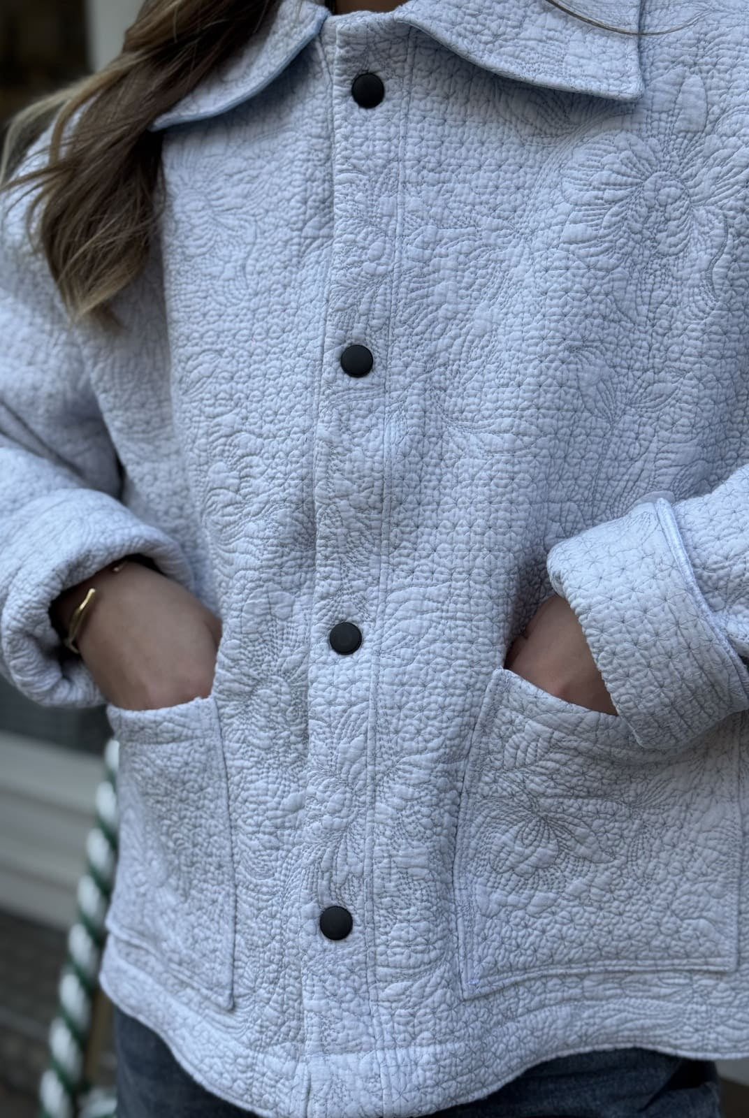 veste boutis relief bleu de face