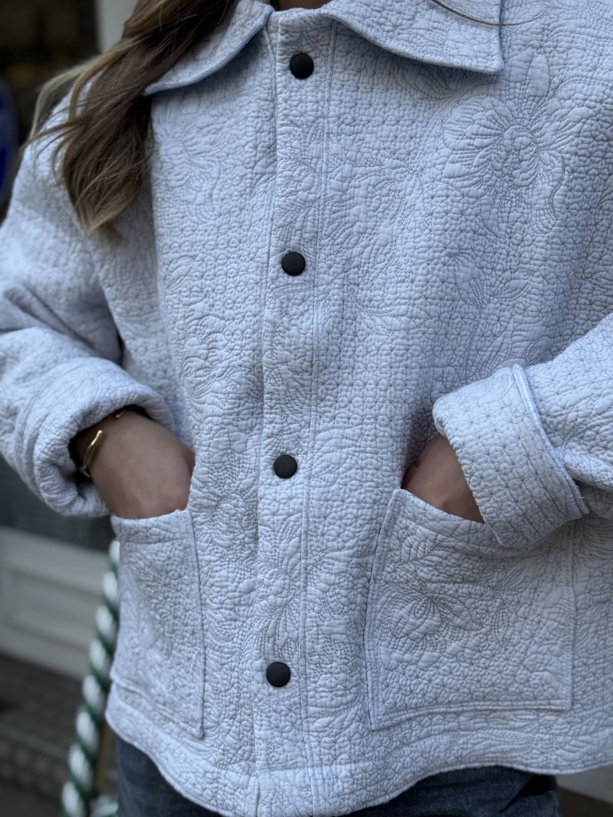 veste boutis relief bleu de face