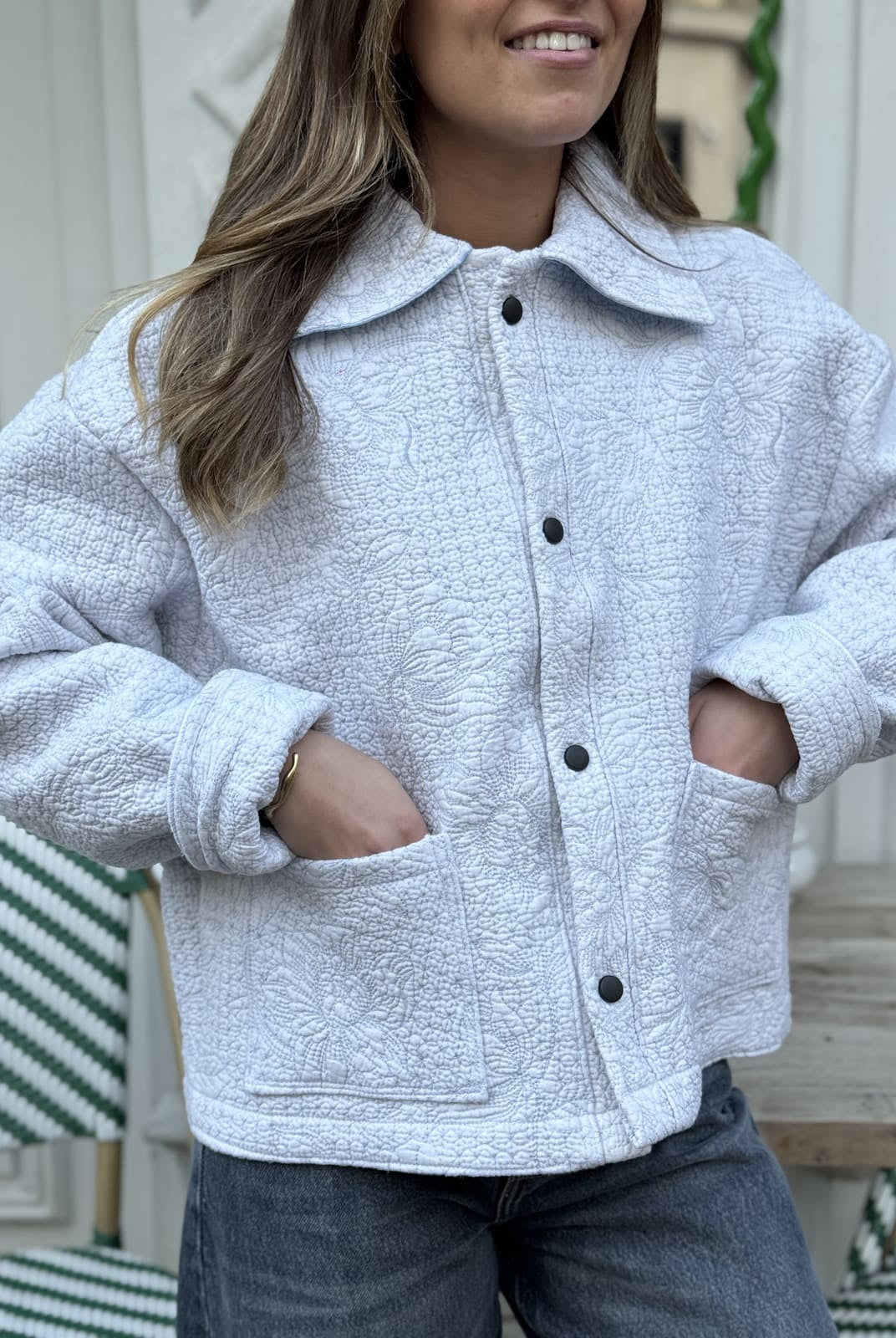 veste boutis relief bleu de loin