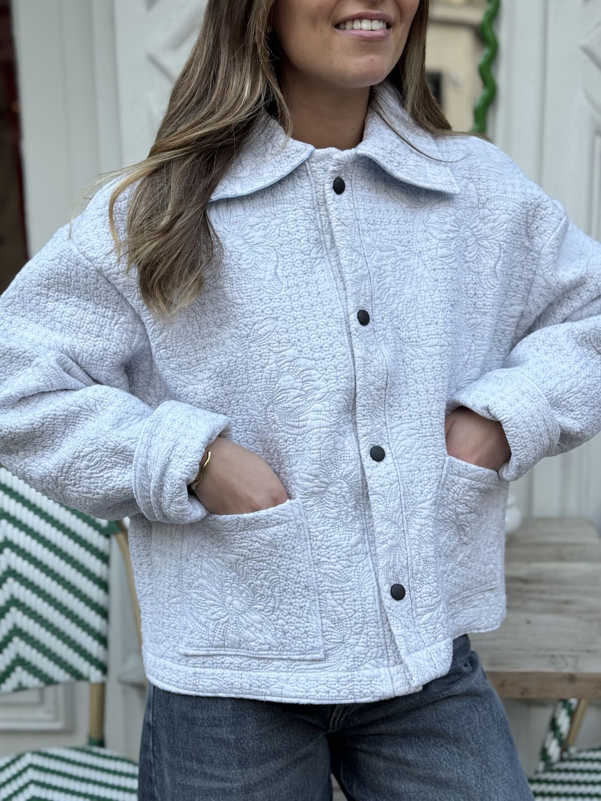 veste boutis relief bleu de loin