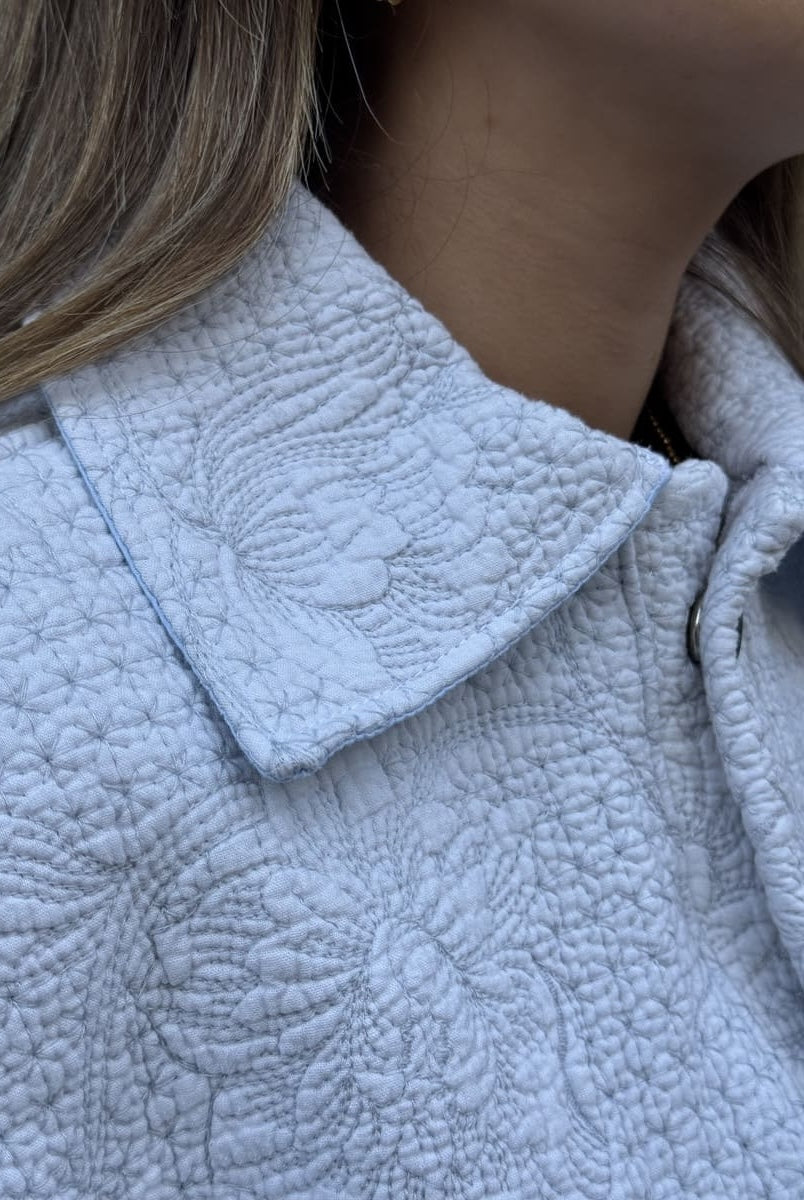 veste boutis relief bleu de près