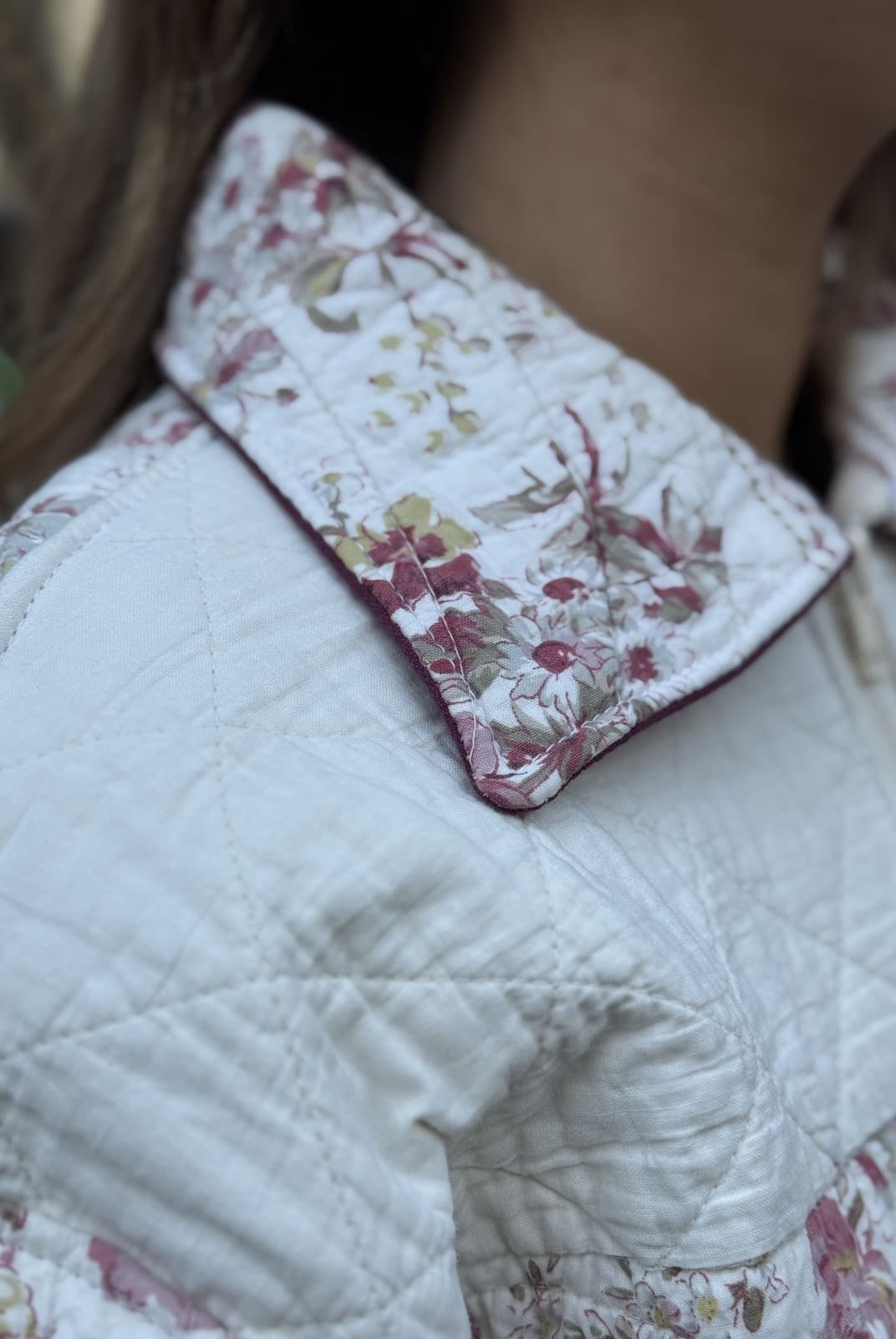 veste boutis rose fleurs de près